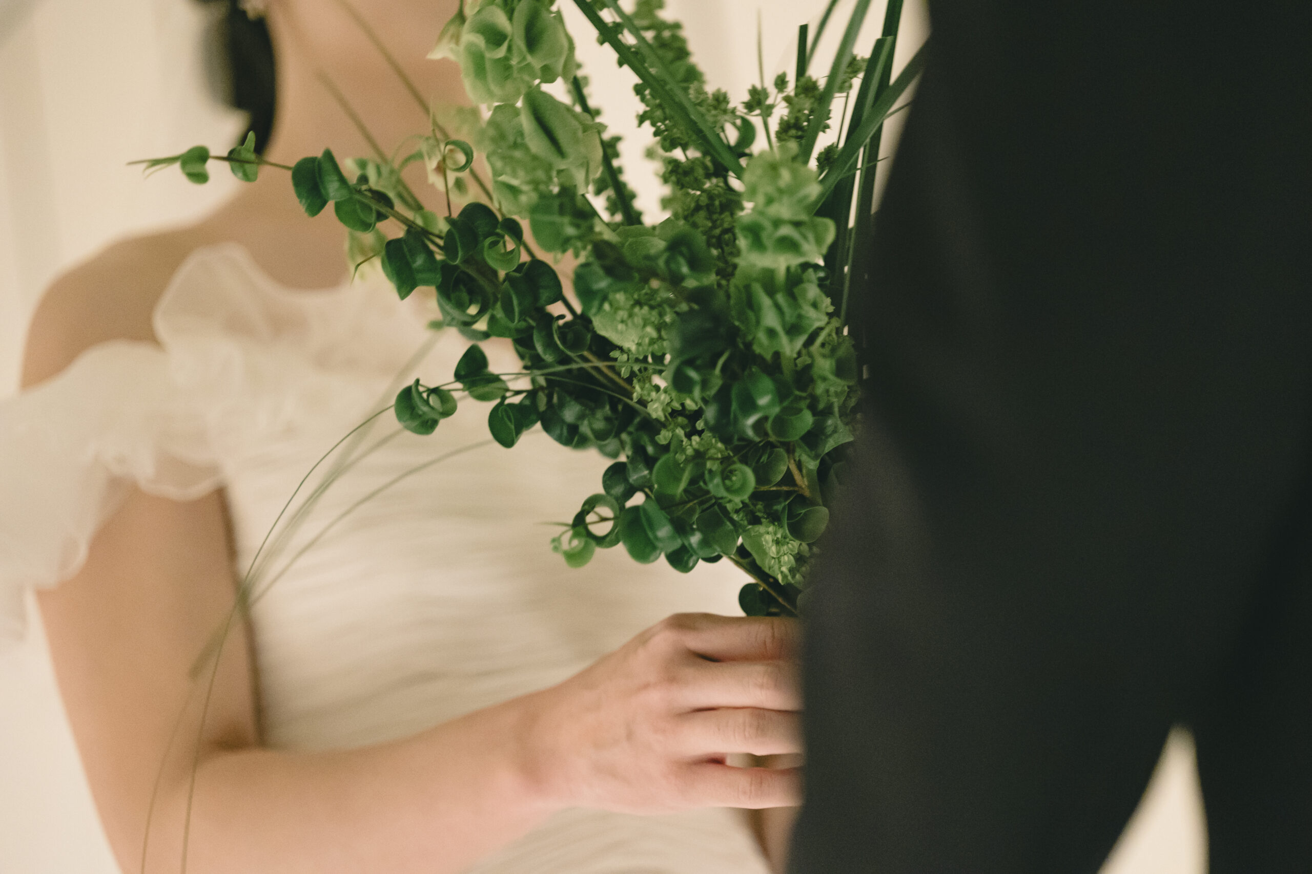 アンダーズ東京での結婚式でファーストミートをされ振り返ったご新郎様と、嬉しそうなご新婦様。