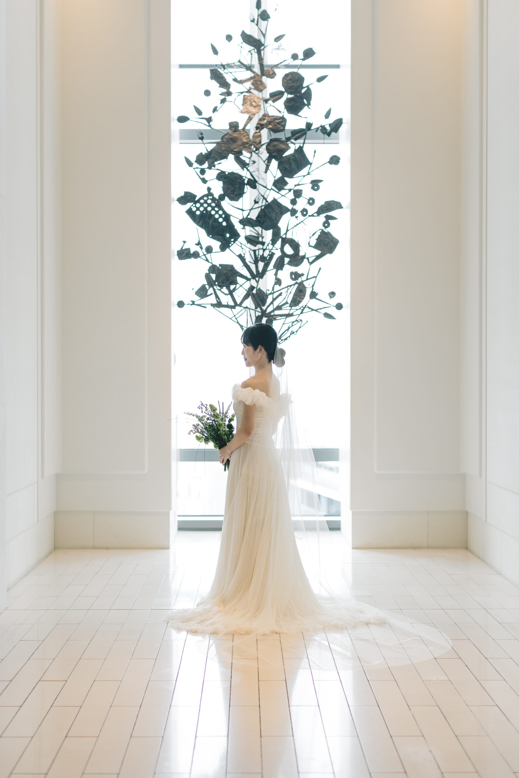 アンダーズ東京の洗練された空間で、ジャンバティスタヴァリのウェディングドレスを身に纏うご新婦様は女神のように美しく佇みます。