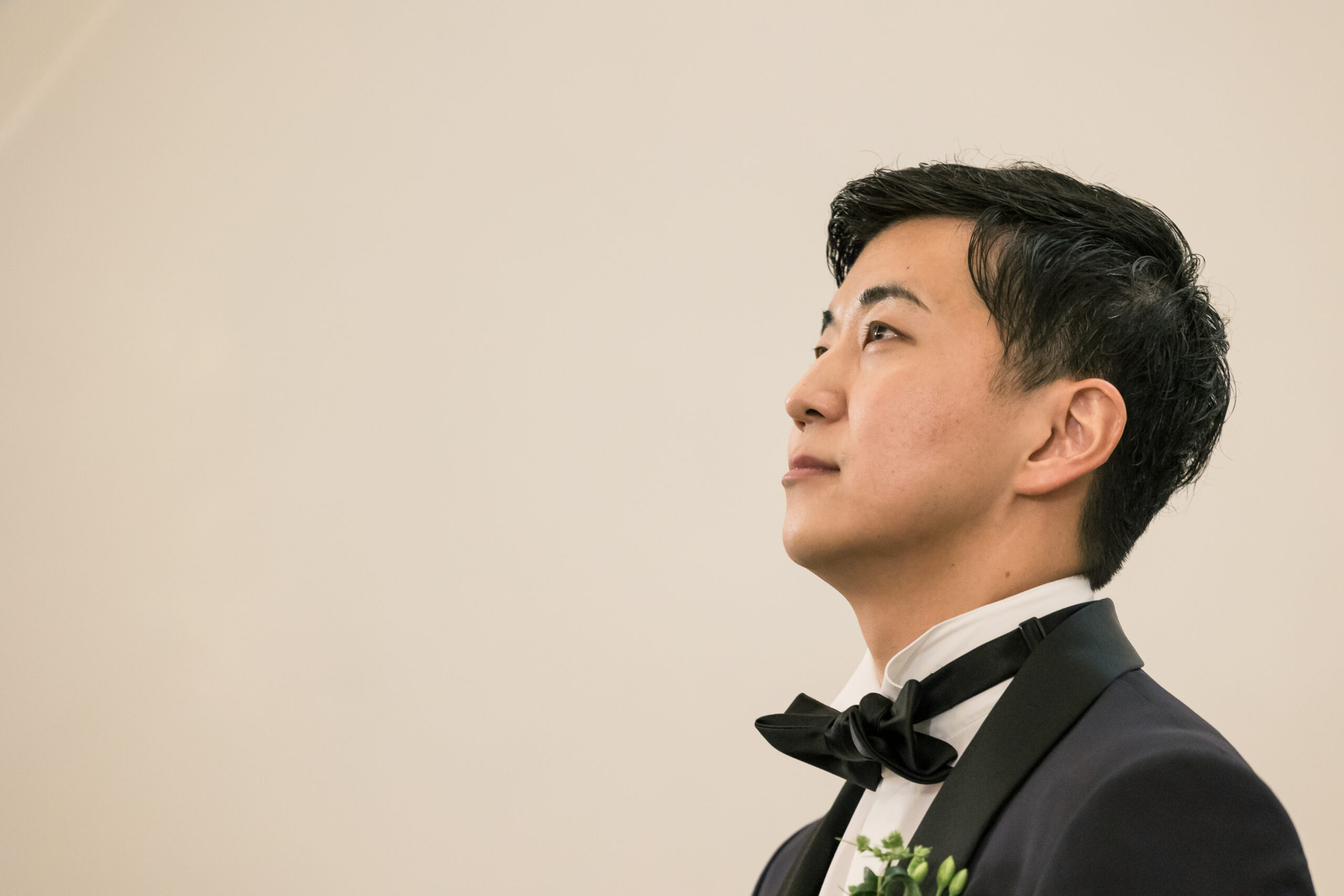 アンダーズ東京での結婚式で、挙式を行うご新郎様。