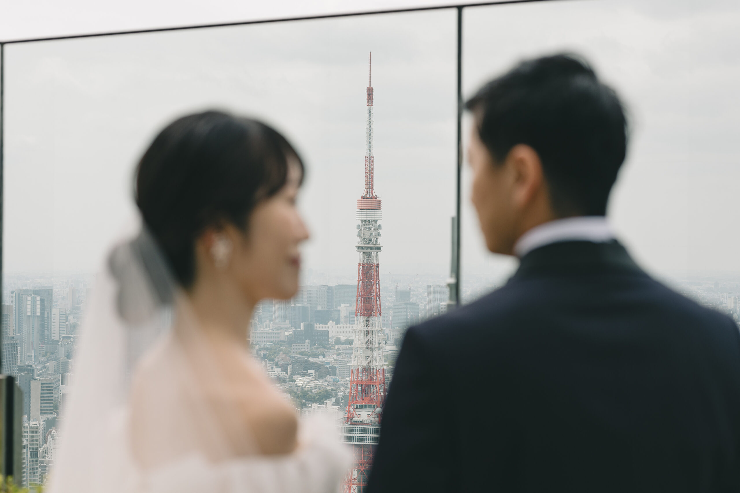 アンダーズ東京で東京タワーの眺めながら結婚式を迎えたお二人。