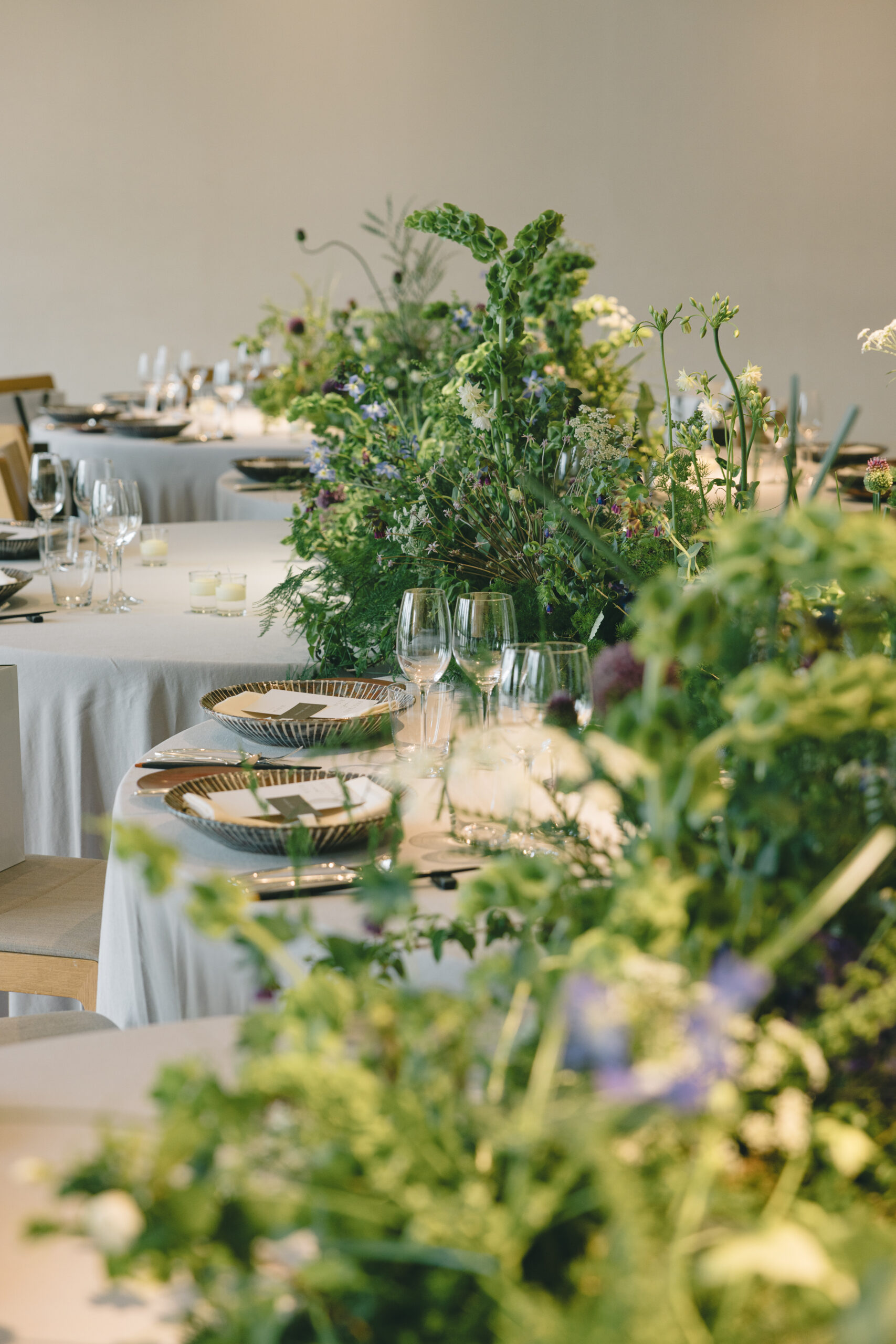 アンダーズ東京での結婚式で、ラグジュアリーでナチュラルなテイストを叶えたお二人の結婚式の装花。