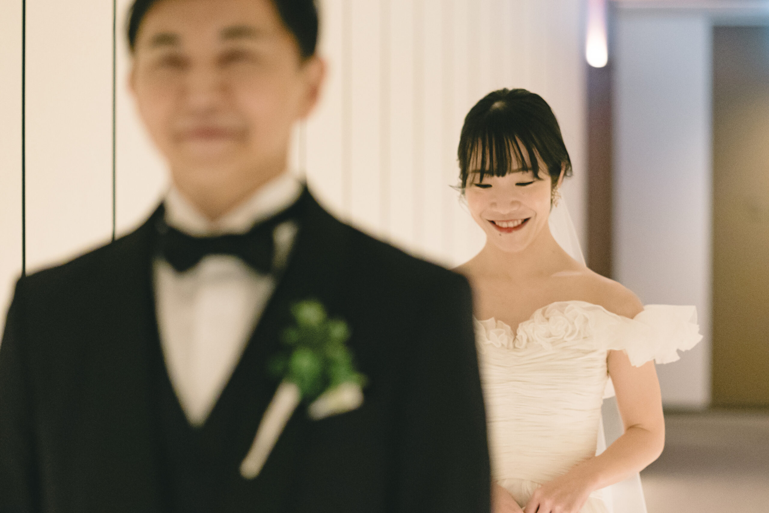 アンダーズ東京での結婚式でファーストミートをされ、新郎様のところにあゆみ進めるご新婦様。