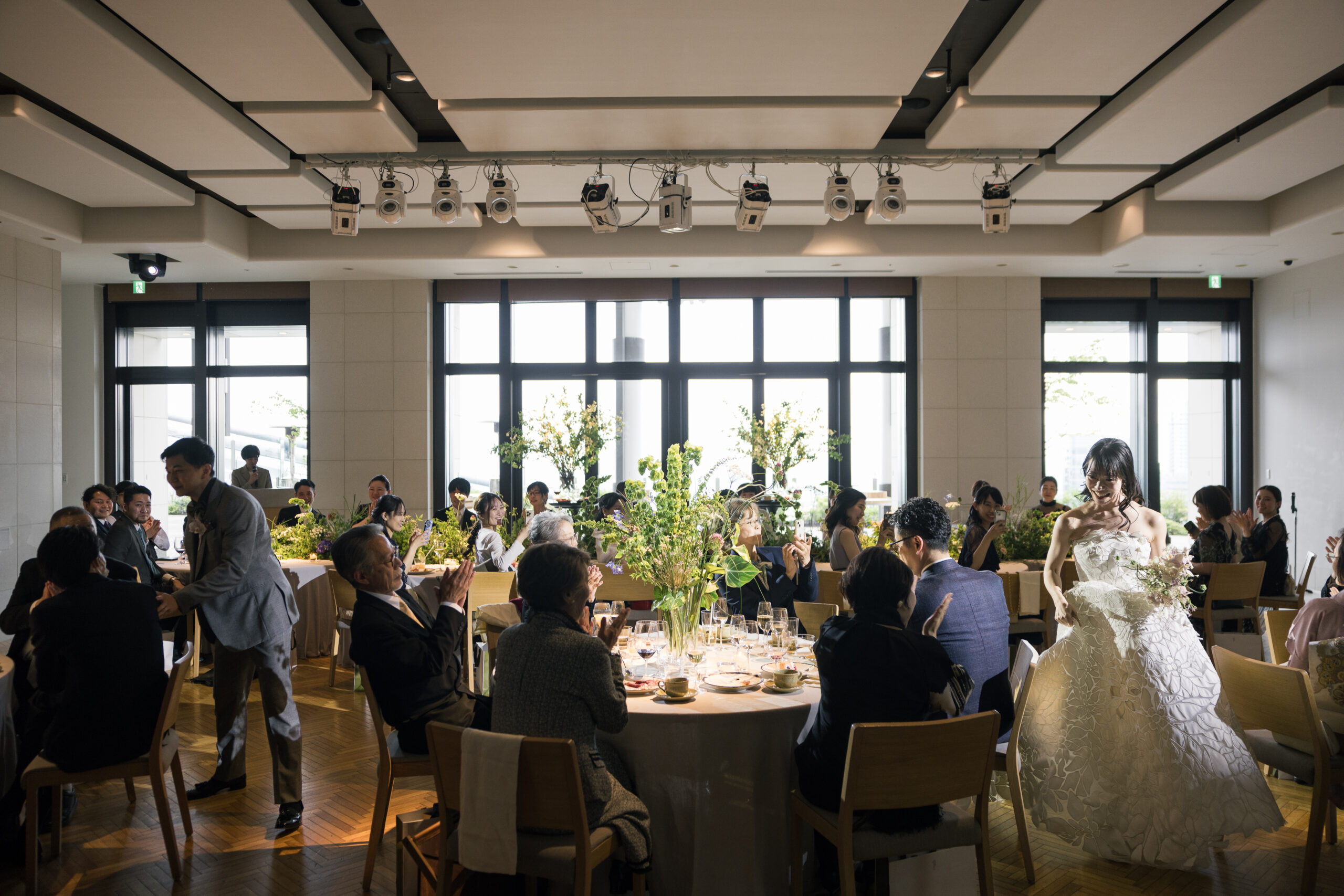 アンダーズ東京での結婚式で、トリートドレッシングのラグジュアリーなウェディングドレスとタキシードをお召しになりながらお色直しを楽しむお二人。