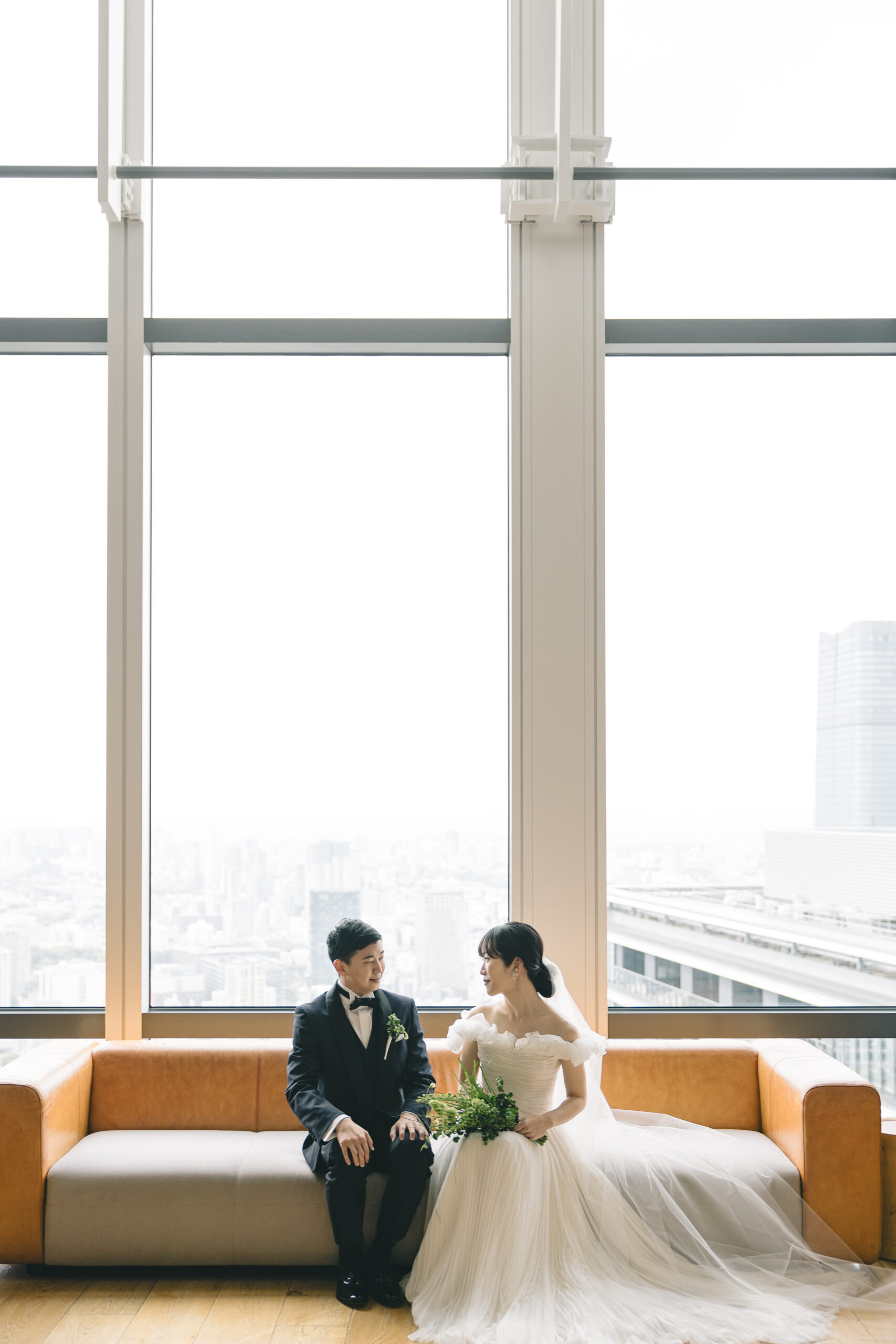 アンダーズ東京の洗練された空間で結婚式を迎えたお二人。