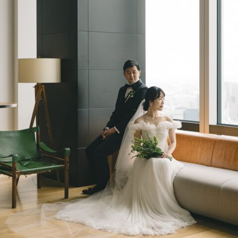 トリートドレッシングの提携会場アンダーズ東京で東京タワーを眺めながら佇むご新郎ご新婦様。