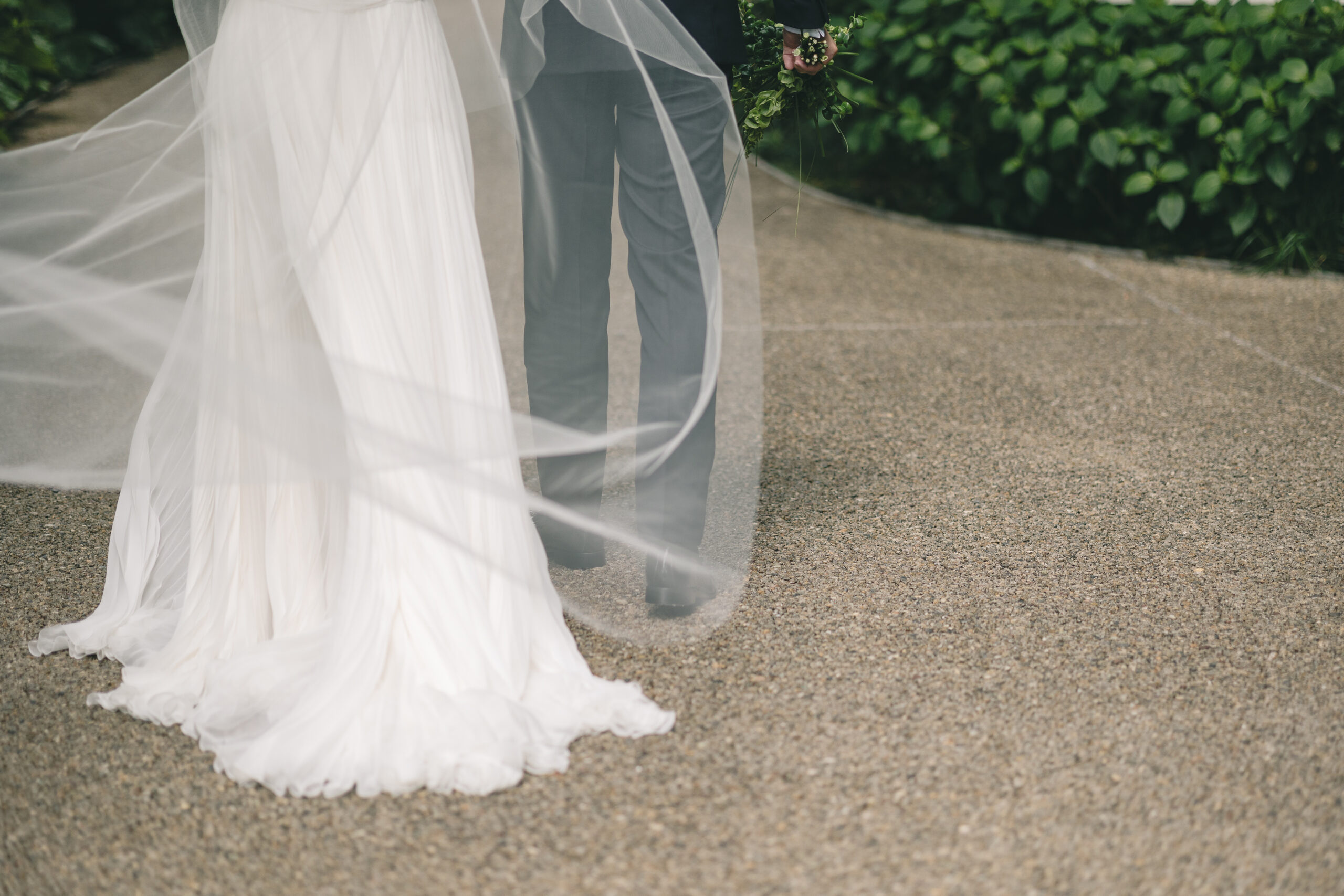 ジャンバティスタヴァリのウェディングドレスの極上のシルクを使用したシフォンが揺れ動きます。