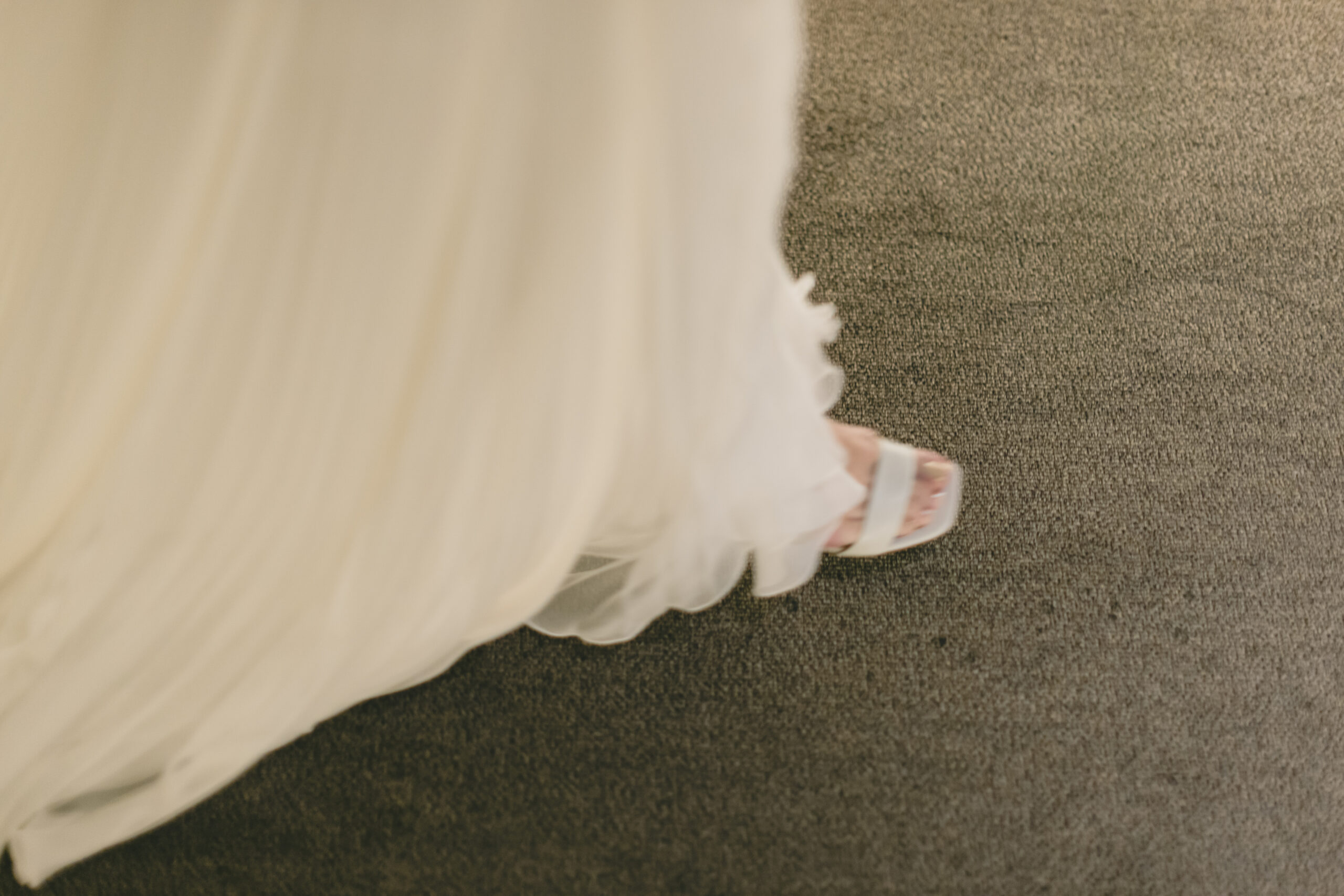 トリートドレッシングがお取り扱いするジャンバティスタヴァリのウェディングドレスの繊細で細やかなシフォンプリーツが美しく、優美で洗練されたウェディングドレスです。