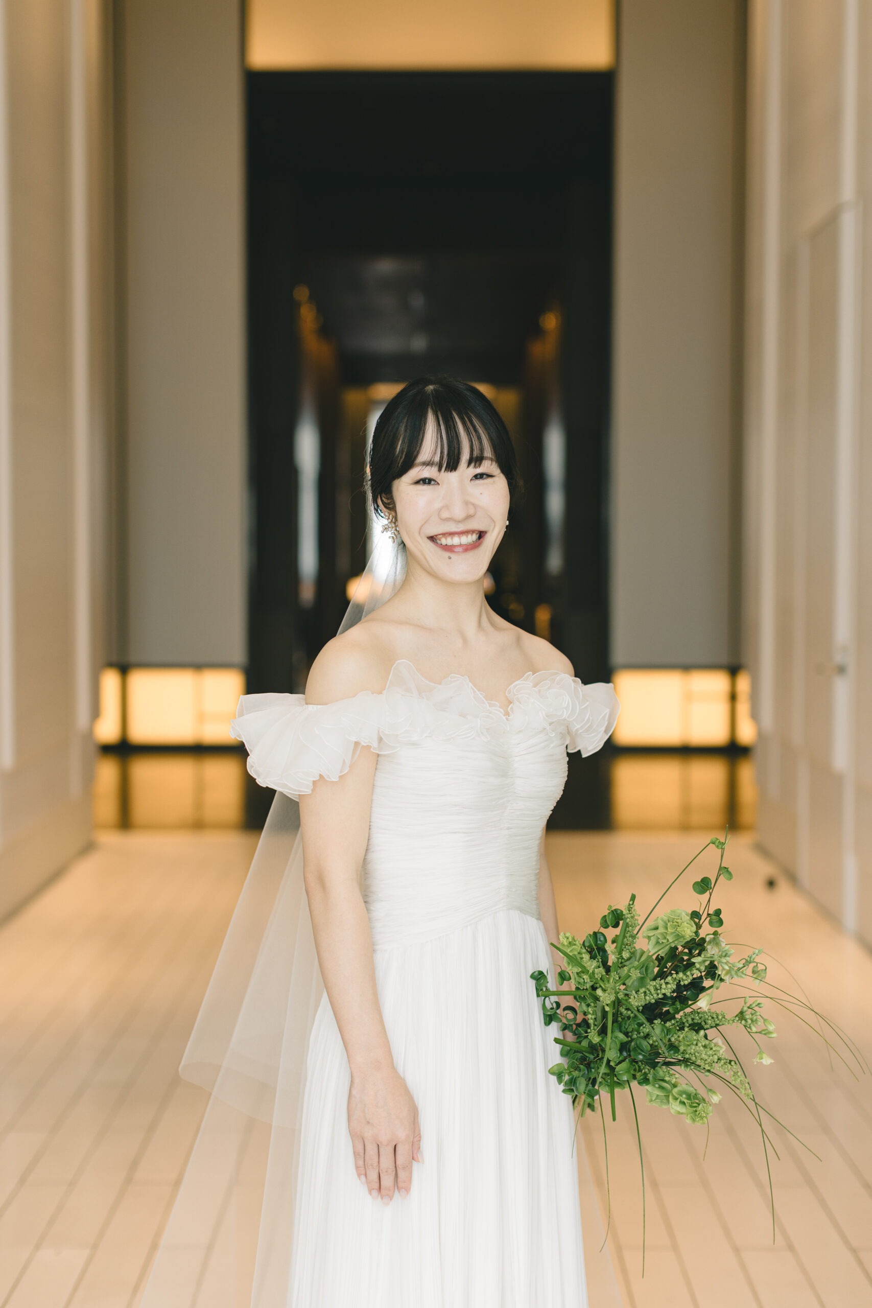 アンダーズ東京で結婚式をされ、ジャンバティスタヴァリのウェディングドレスを身に纏いながら、とびきりの笑顔で佇むご新婦様。