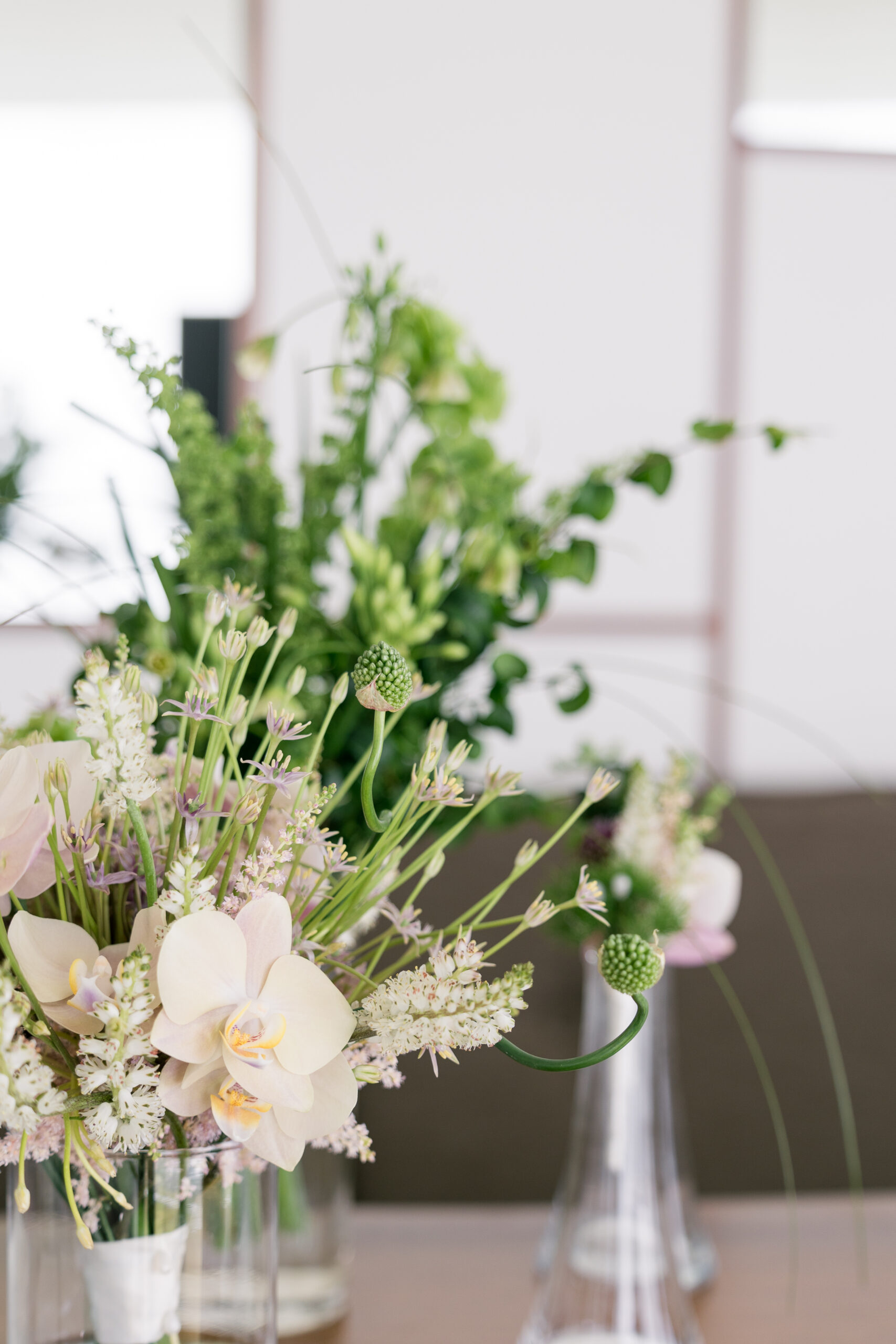 柔らかな草花を束ねたブーケは可憐でナチュラルでお洒落です。