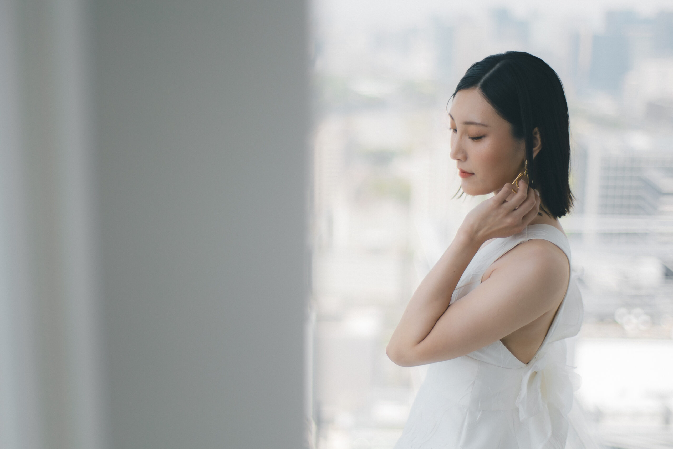 洗練された印象のご新婦様が選ばれたのはアムサーラのウェディングドレス