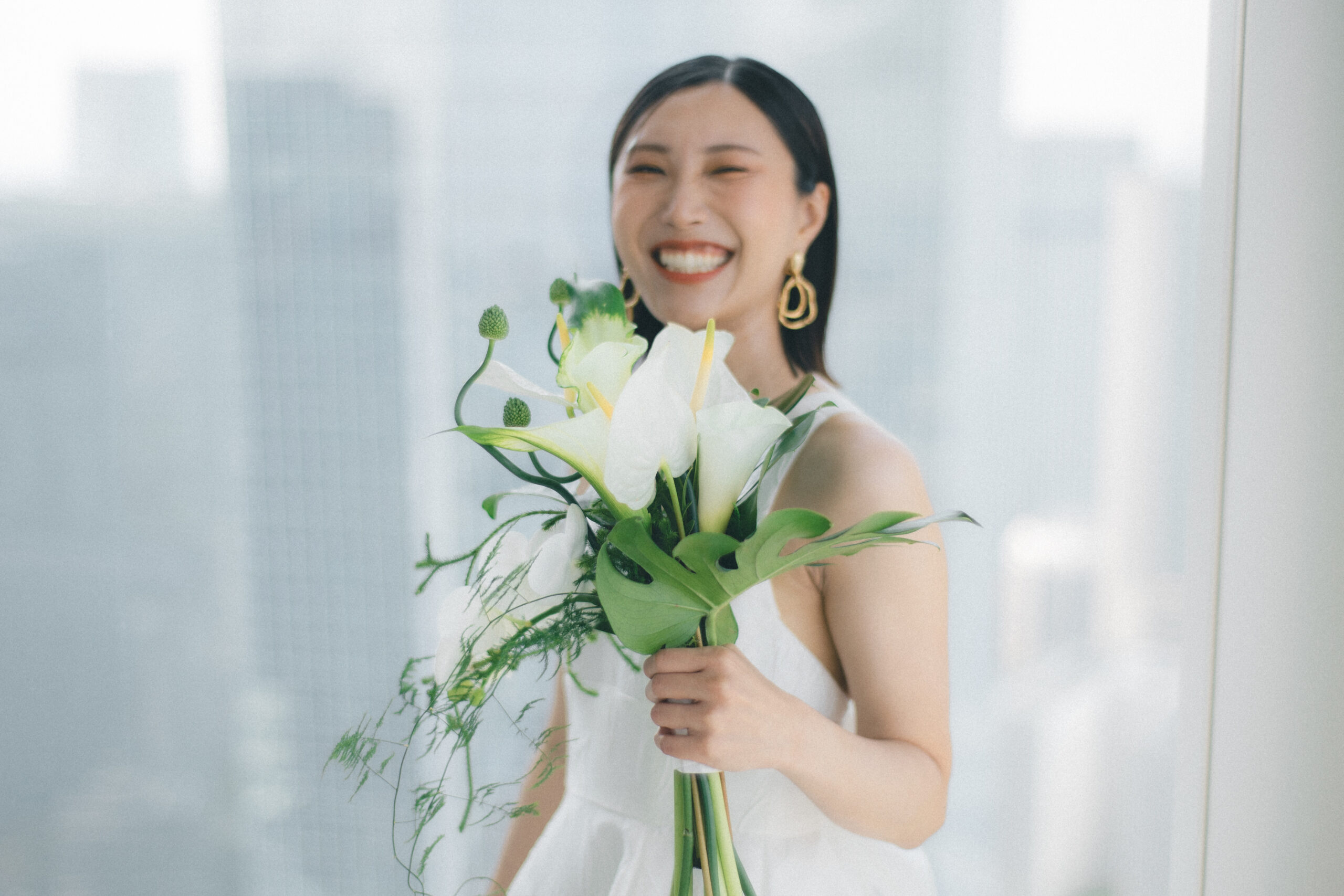 アンダーズ東京の結婚式でご新婦様が選ばれた構築的でミニマル、決して甘くなりすぎないシルエットのアムサーラのウェディングドレスに、ご新婦様のキュートな笑顔が合わさることで、ウェディングドレスは一気に“らしさ”を輝かせました