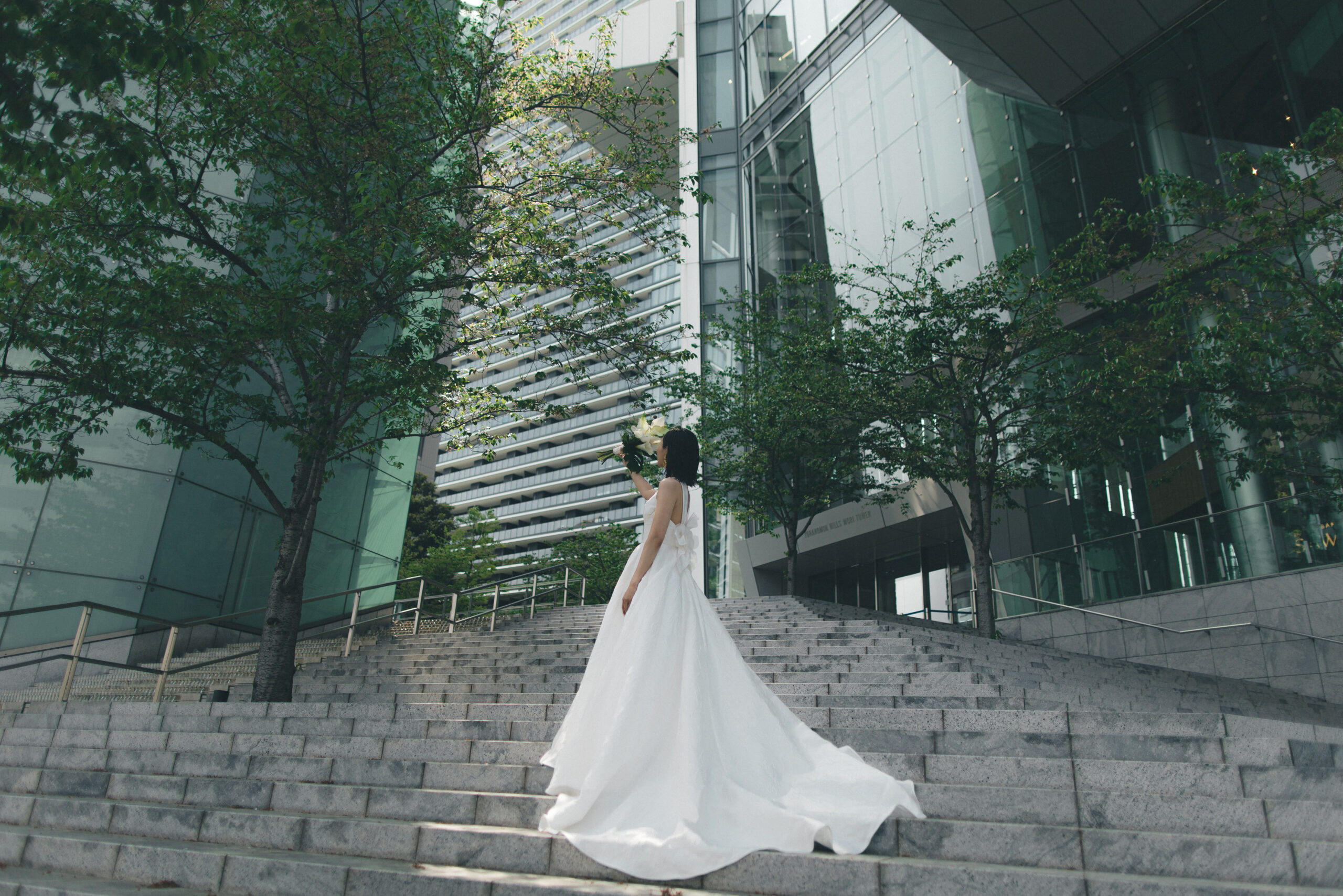 東京の中心にあるアンダーズ東京でモダンでかっこいいホテルウェディングを叶えた新婦様のウェディングドレスはニューヨークのブランドのアムサーラの1着でした