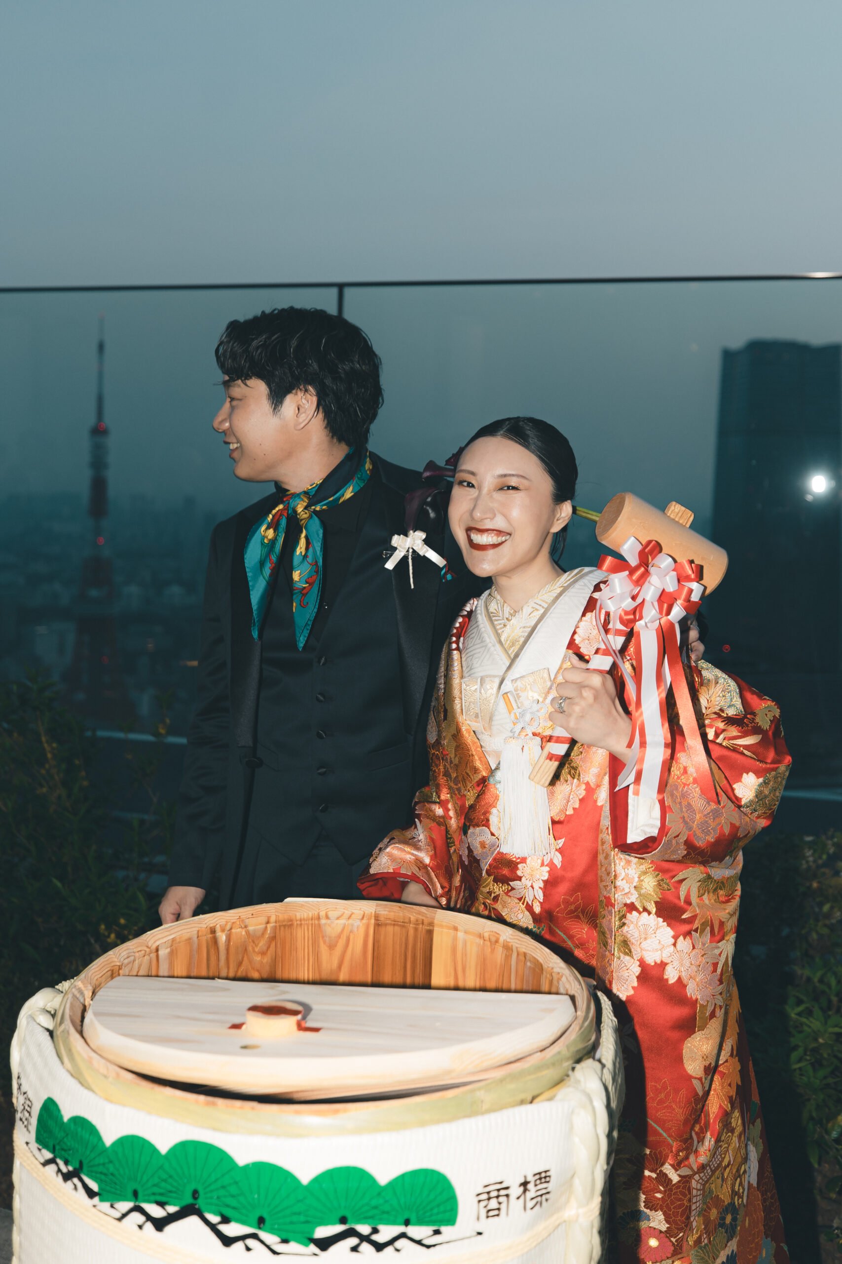 東京の街並みを望めるアンダーズ東京のテラスで色打掛とタキシードというモダンな組み合わせでお色直しを過ごされたご新郎ご新婦様のご紹介