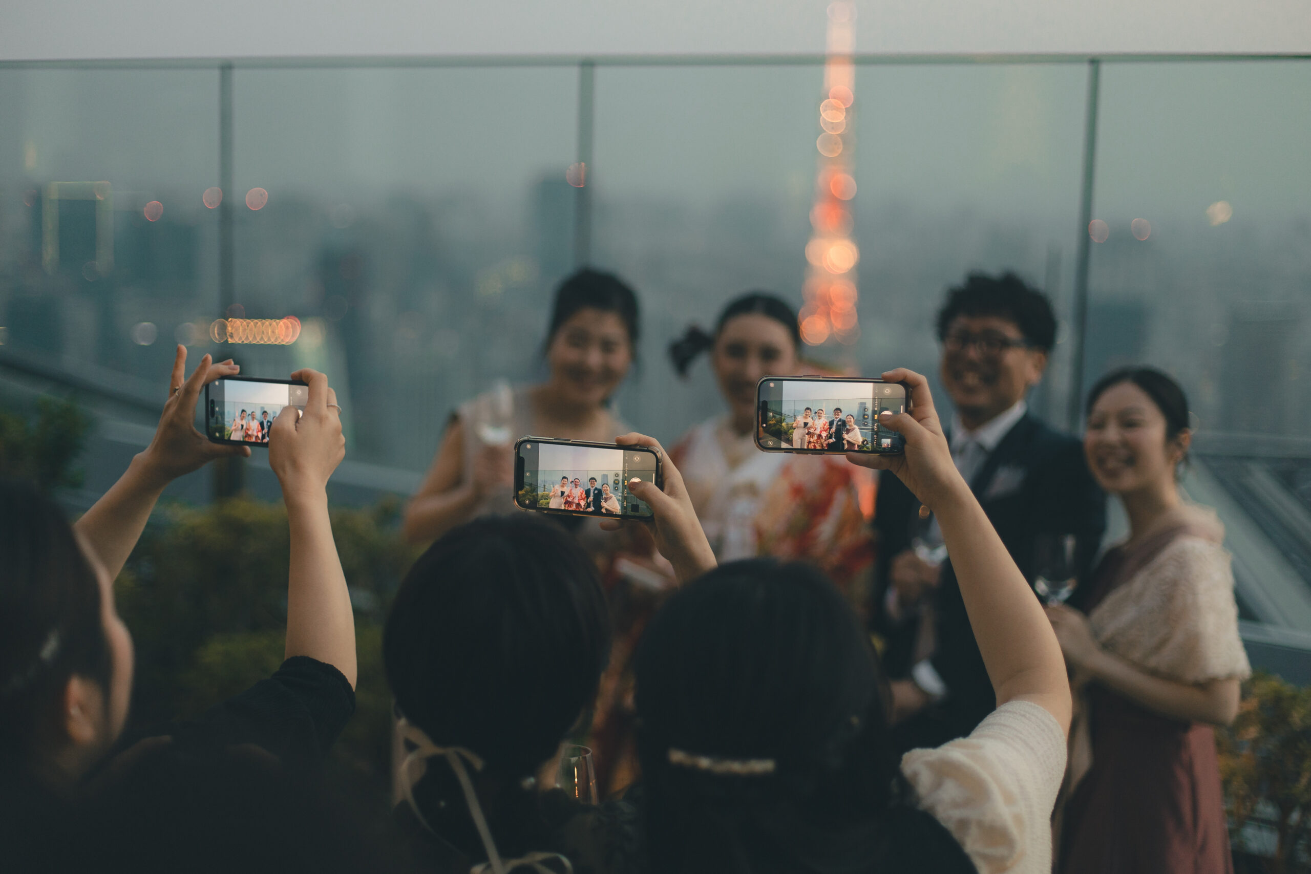 東京タワーをバックに日本の伝統衣裳色打掛を纏いゲストと撮影を楽しむご新婦様