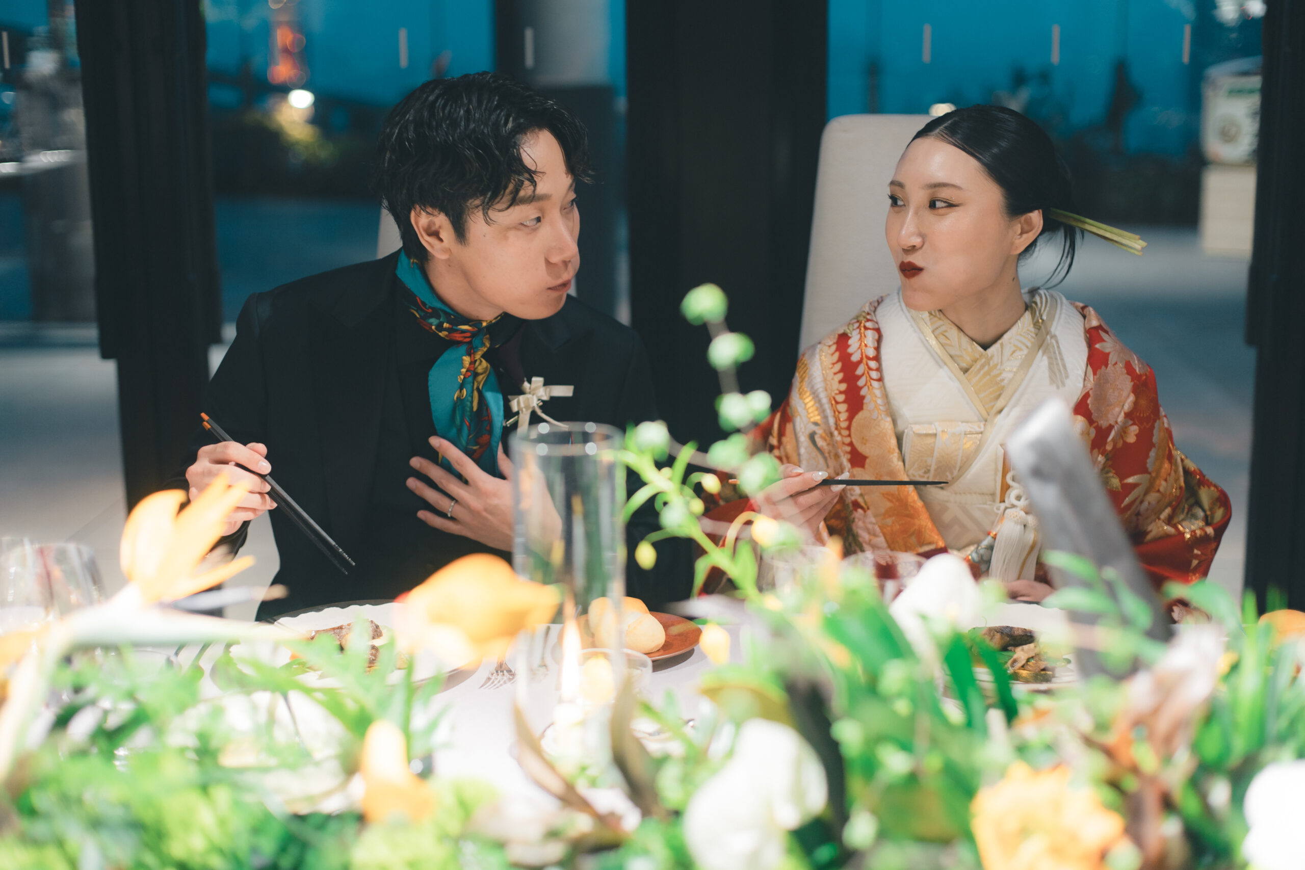 伝統衣裳の赤の色打掛とタキシードのお小物合わせの色合わせでモダンなウェディングスタイルを叶えました