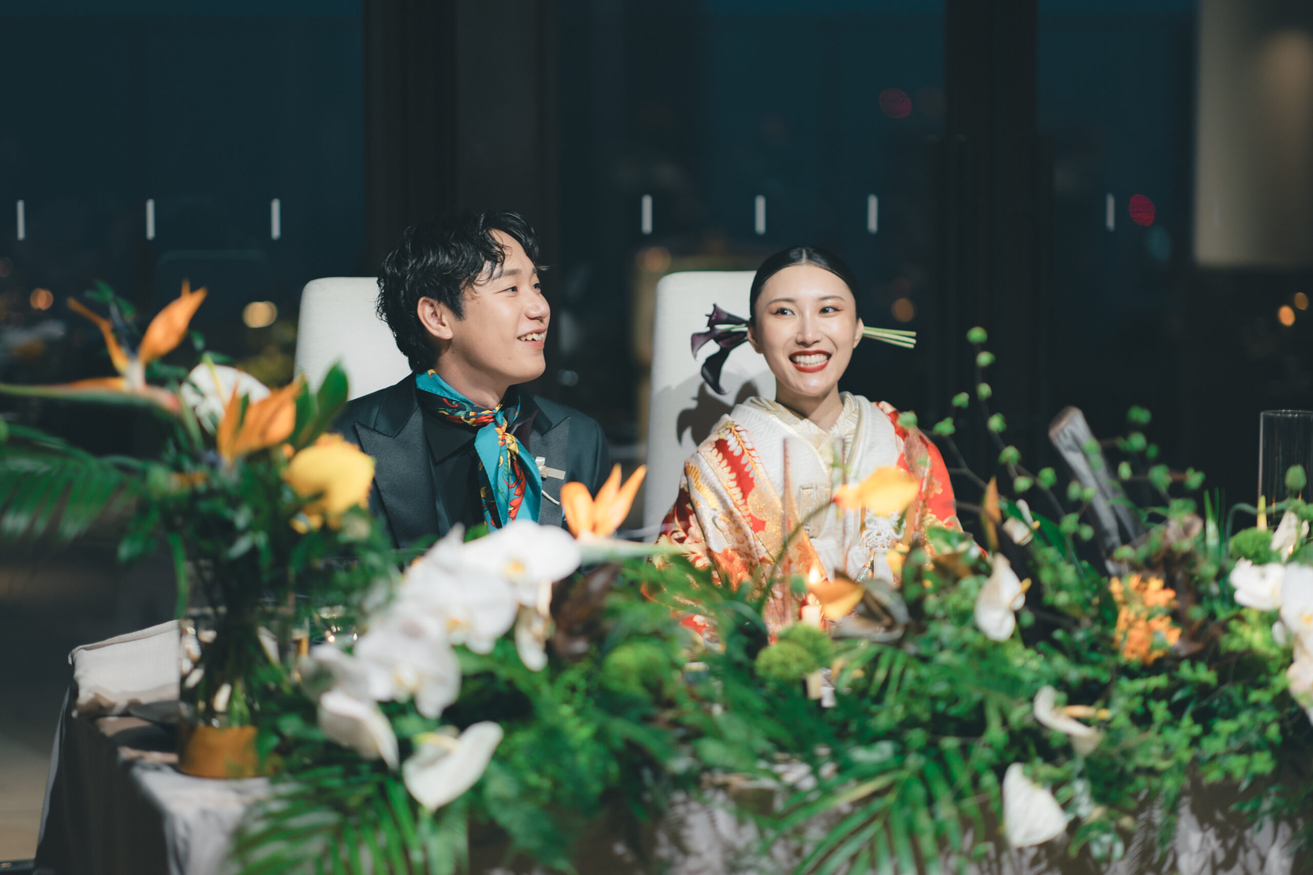 東京の中心に位置し、お洒落で洗練されたパーソナルウェディングが叶うアンダーズ東京で、タキシードと色打掛のモダンな組み合わせで過ごされたご新郎ご新婦様