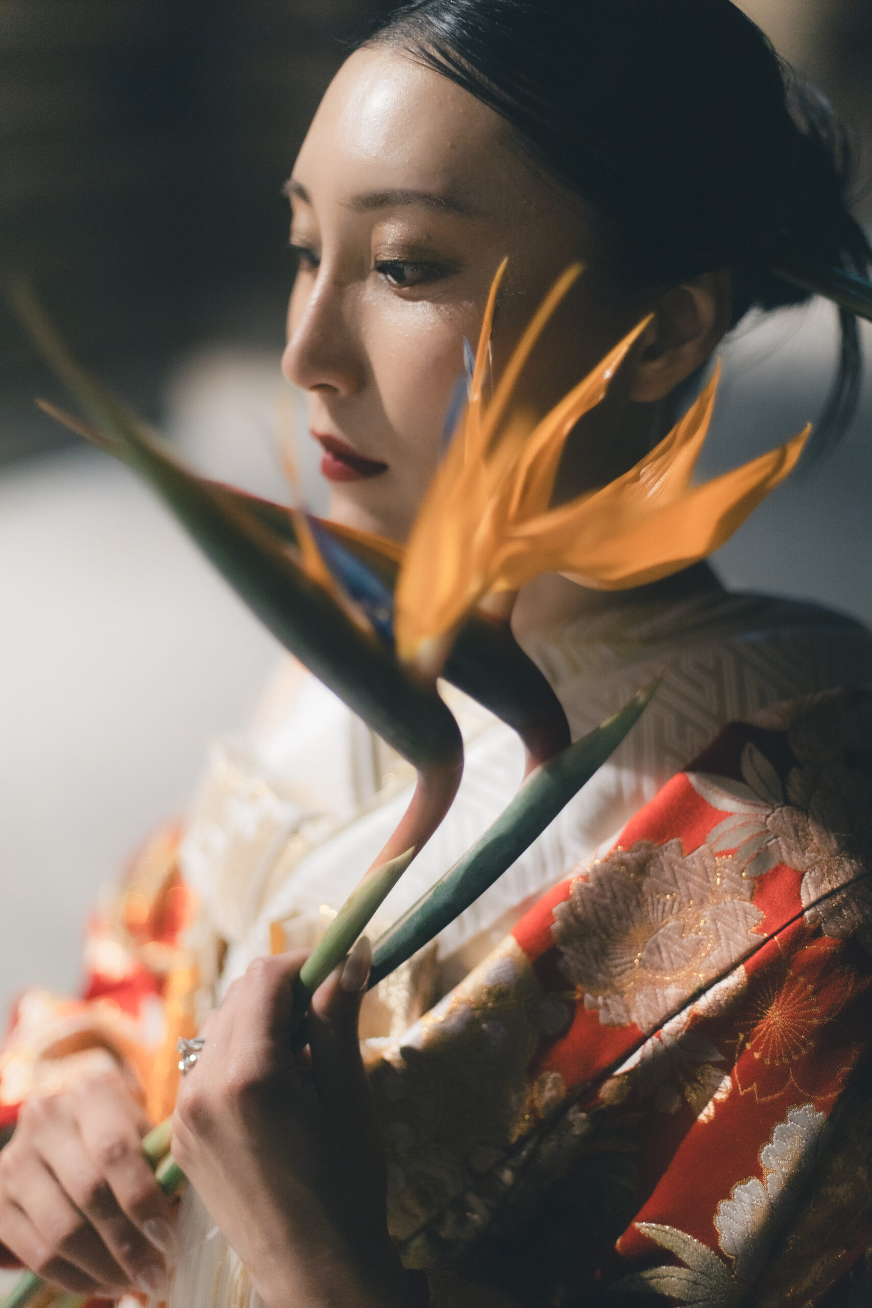 アンダーズ東京の洗練されたホテルウェディングに、日本の伝統衣裳である色打掛をセレクトされたご新婦様