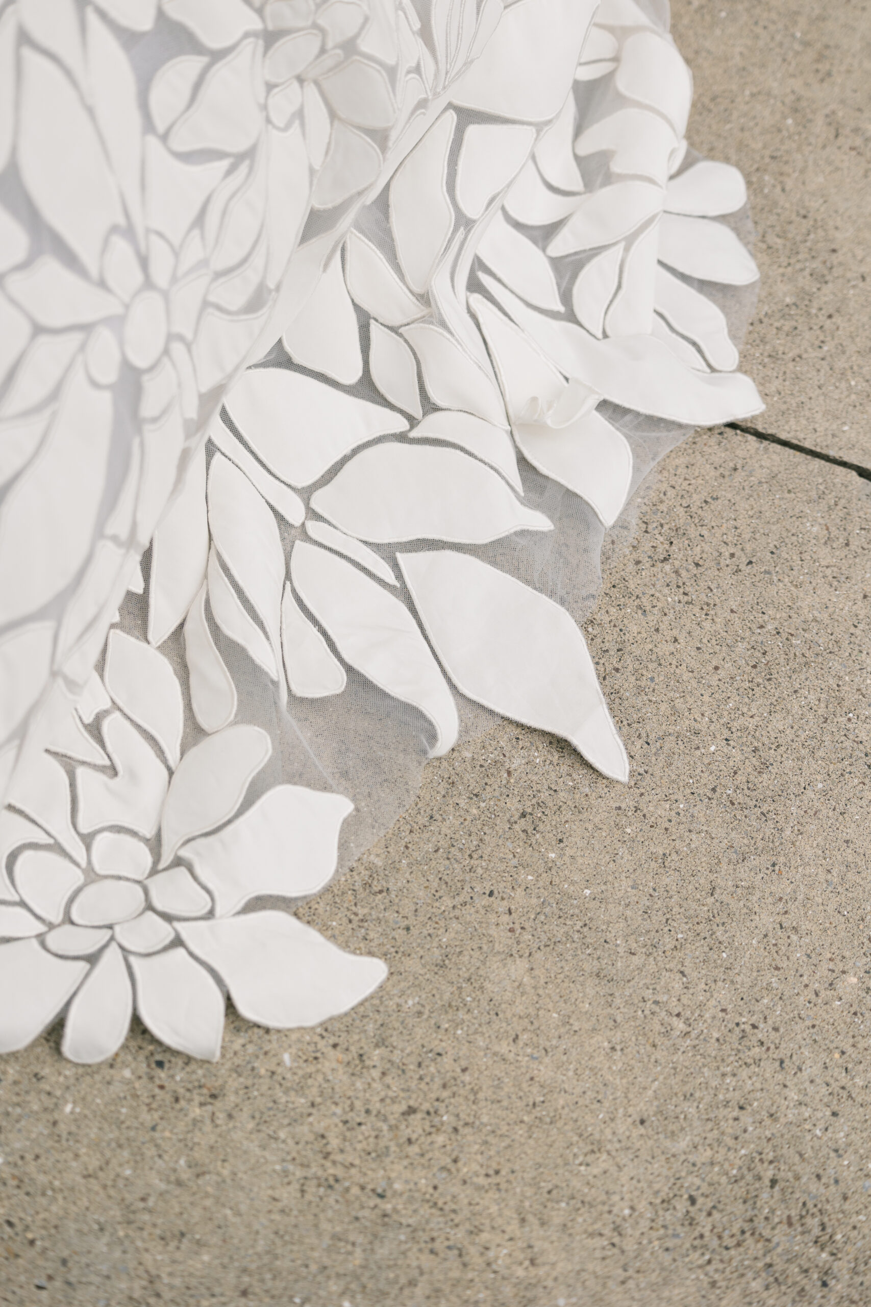 オスカーデラレンタのシルクを使用した極上のウェディングドレスは、優美で華やか。