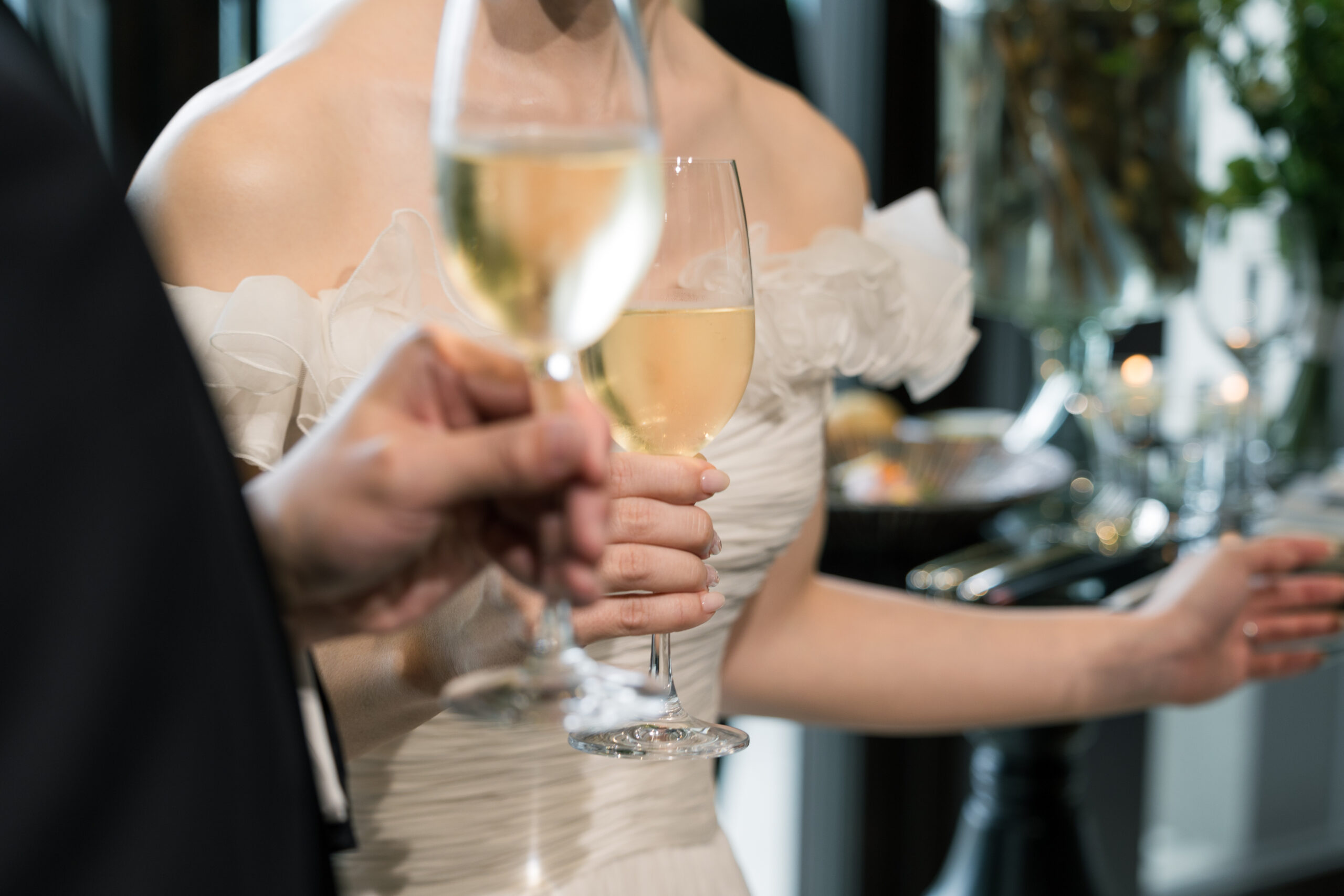 アンダーズ東京での結婚式を楽しまれるお二人。