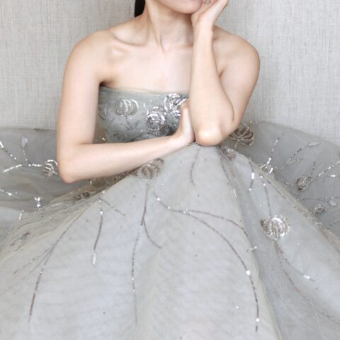 華やかなシルバーのスパンコールが目を惹くReem Acra （リーム アクラ）のカラードレスはくすみグリーンのカラーリングを引き立たせます