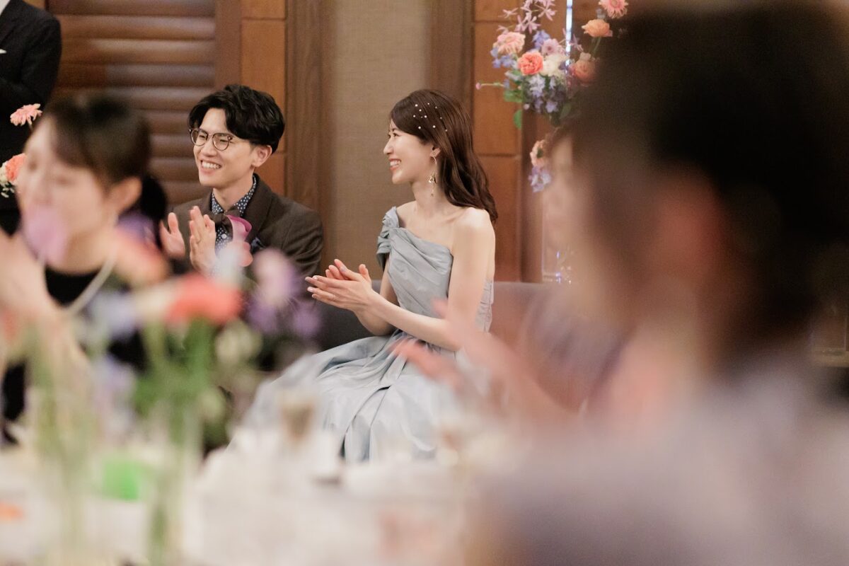 披露宴の高砂席に座る新郎新婦様