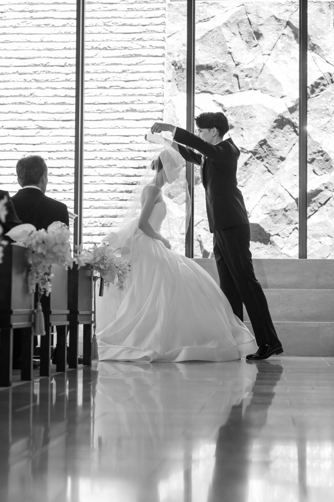 アントニオリーヴァのシビラはチャペルでのモノクロ写真でも映えます