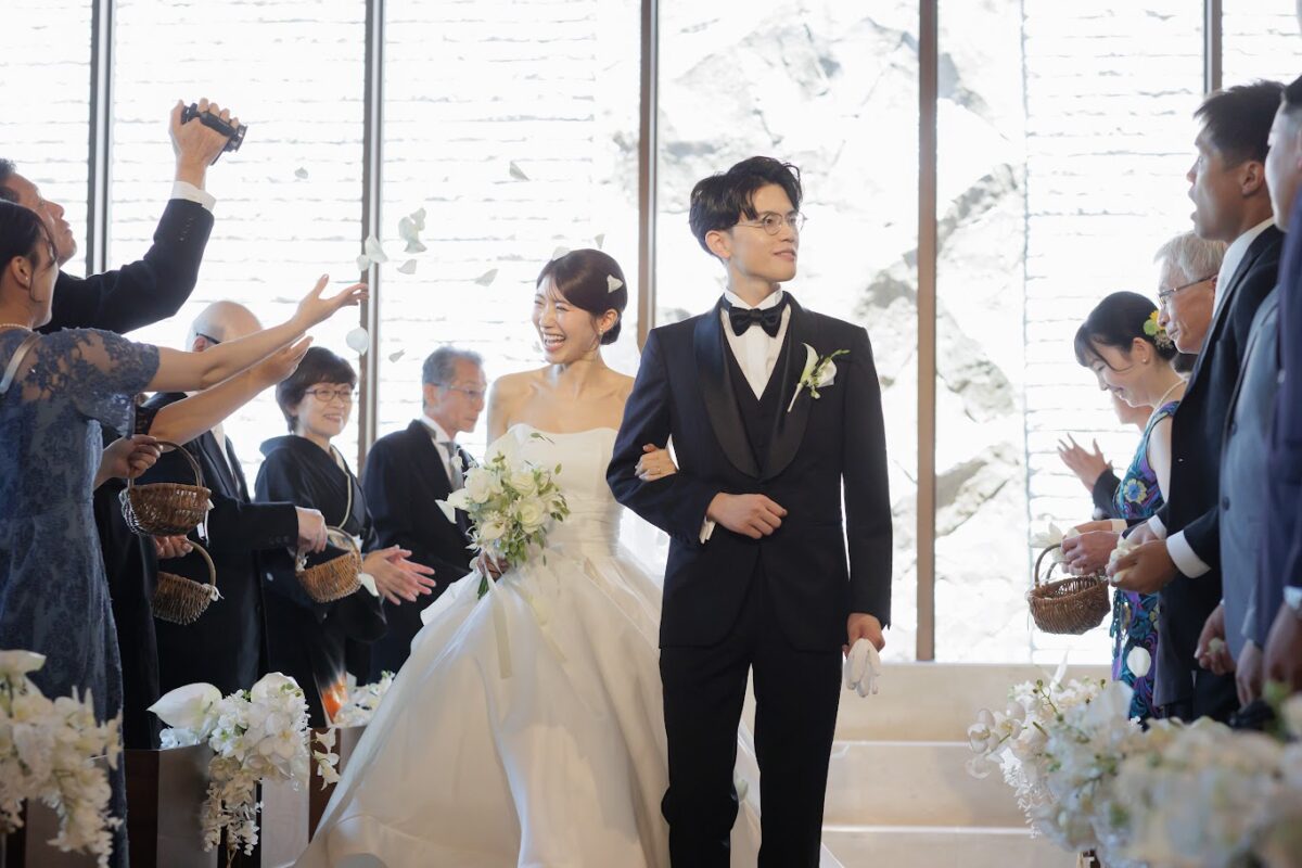 オリエンタルホテル神戸のチャペルでのフラワーシャワーの様子