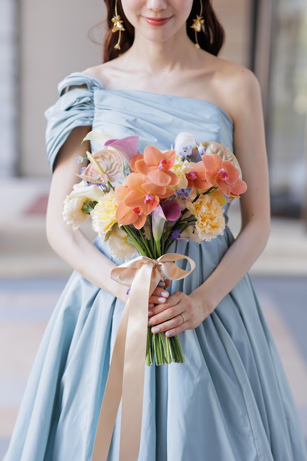 トリートオリジナルのワンショルダーがおしゃれなカラードレスのコーディネート