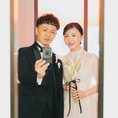 鏡越しに笑顔で映る新郎新婦のお二人