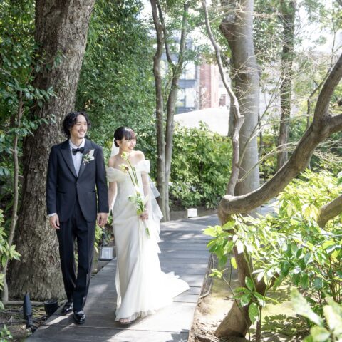 ザトリートドレッシング大阪店よりご紹介するザガーデンオリエンタル大阪におすすめのお洒落なウェディングドレスとタキシード