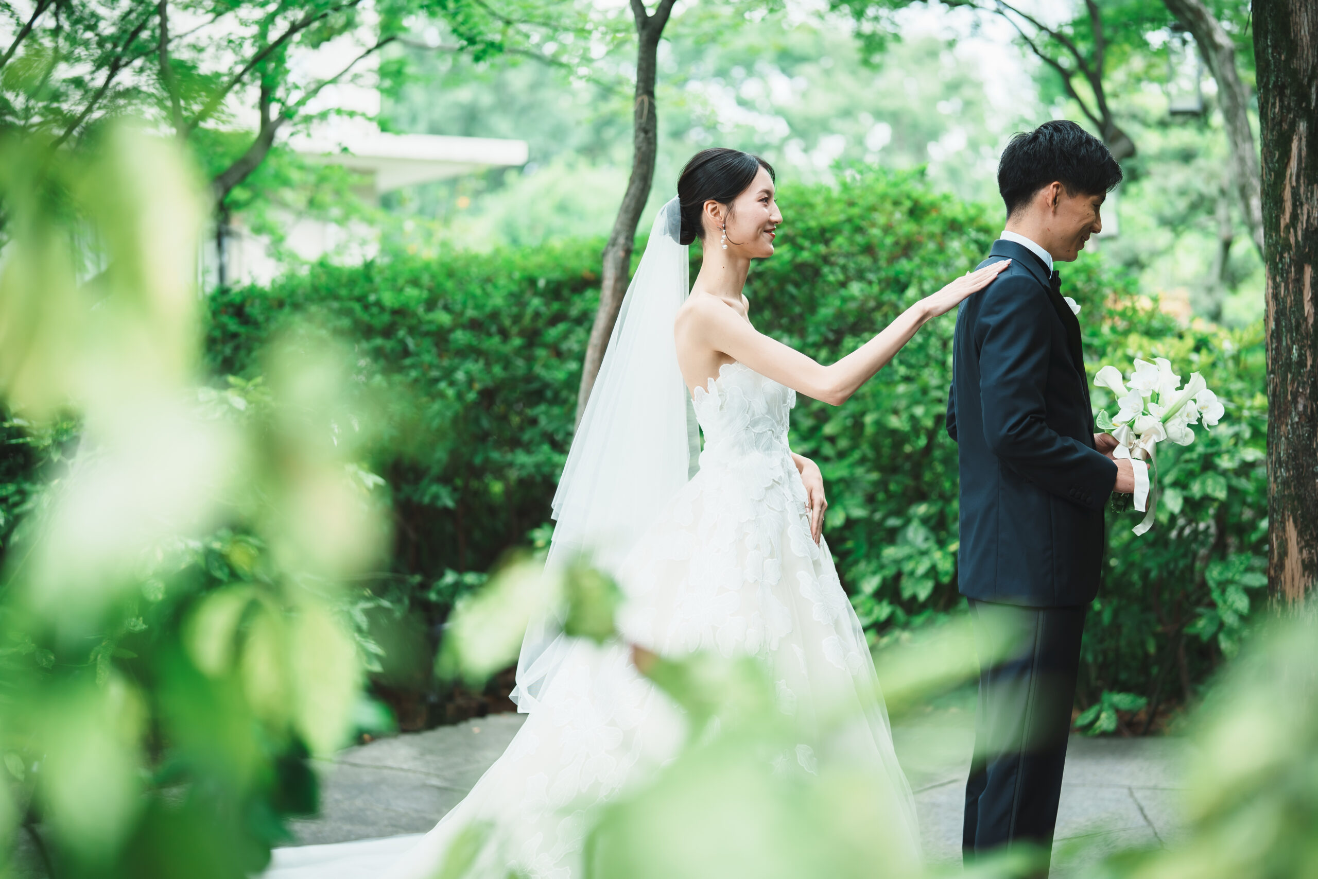 お仕度が整い緊張と高揚感が交差する中、お互いの晴れ姿を目にする特別なひととき