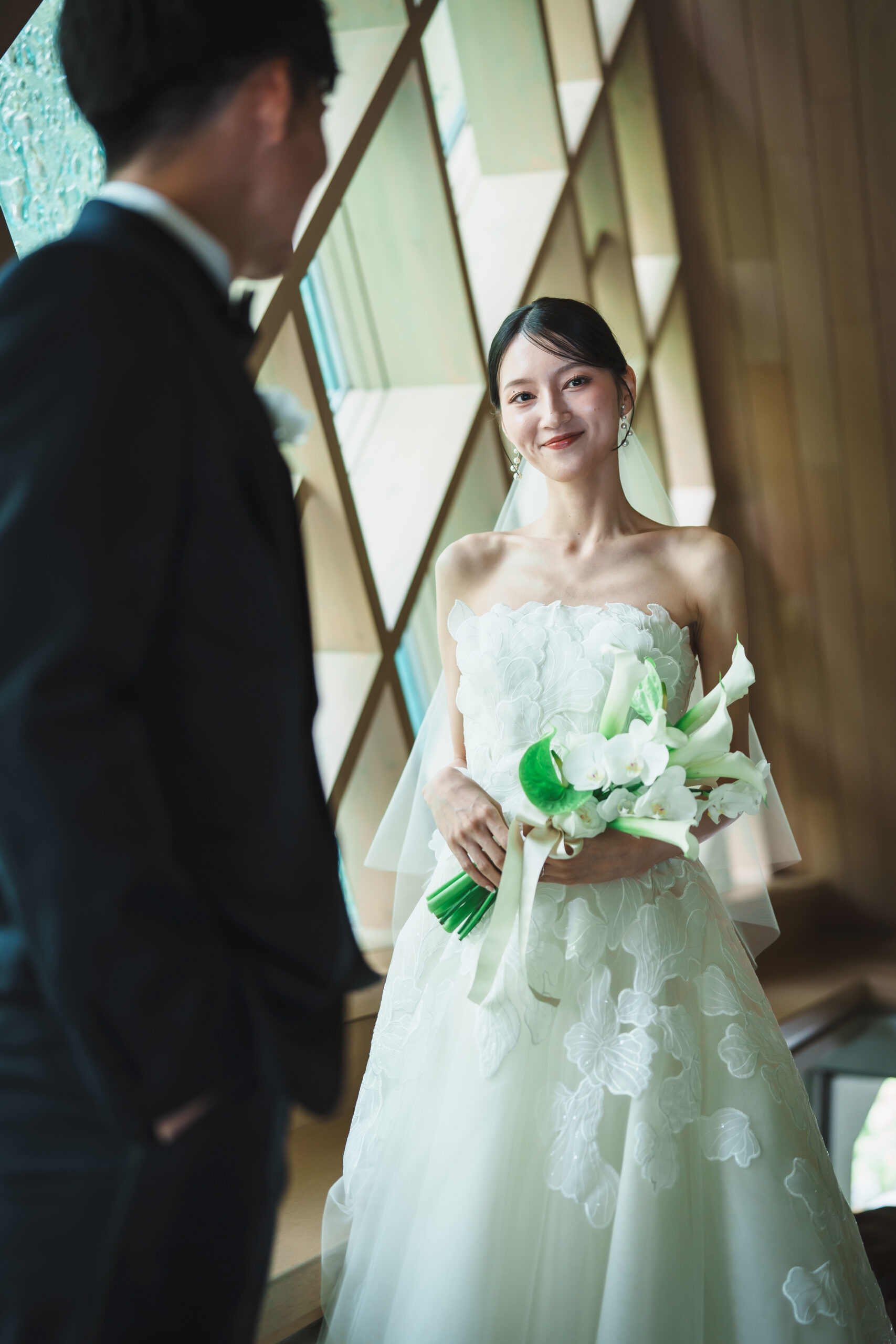 自然光が差し込む美しいチャペルで纏う、エリーサーブのAラインのウェディングドレス