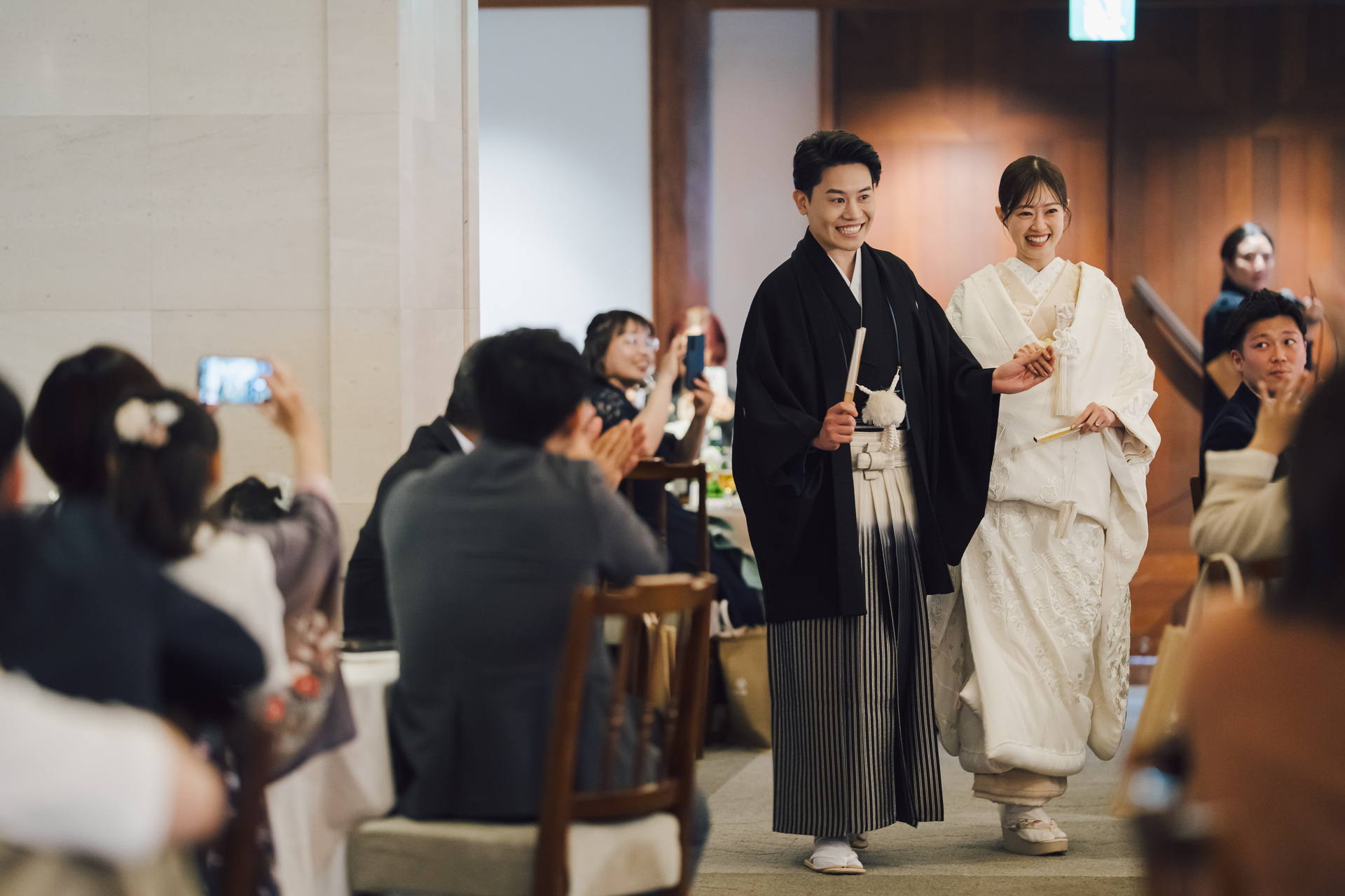 白無垢と羽二重の紋付き姿で挙式とはがらりと印象を変えたお二人にゲストの皆様からもあたたかな歓声が