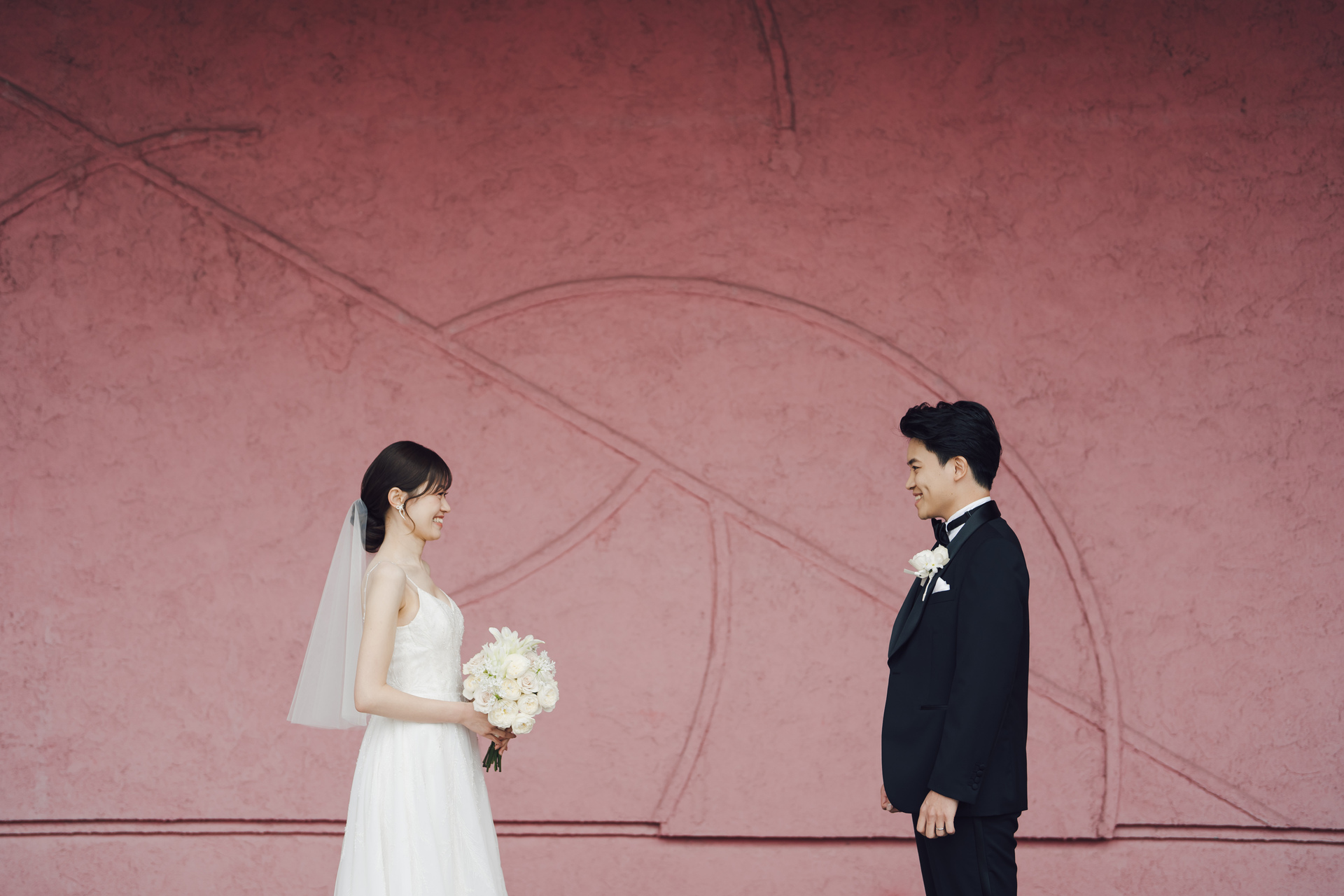 当日までご新婦様のウェディングドレス姿を心待ちにされていたご新郎様の緊張もとけ思わず笑みがこぼれます