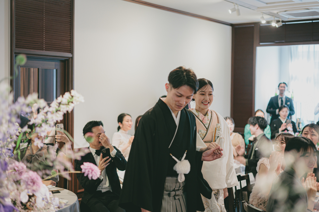 白無垢と紋付袴にお色直しをされた新郎新婦様にゲストの歓声があがります