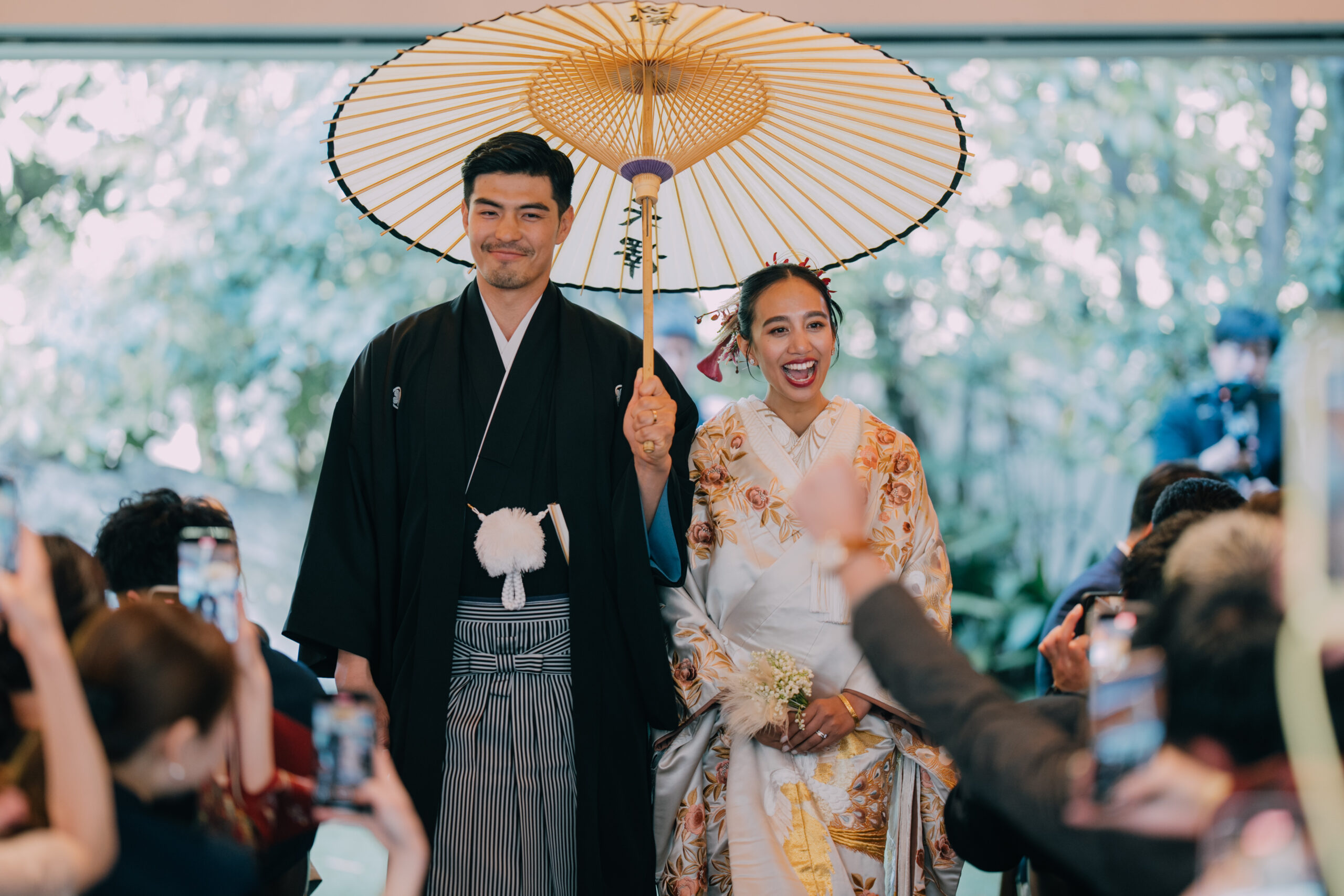結婚式のお色直しにて紋付袴と色打掛を纏いお色直し入場をされるご新郎ご新婦様