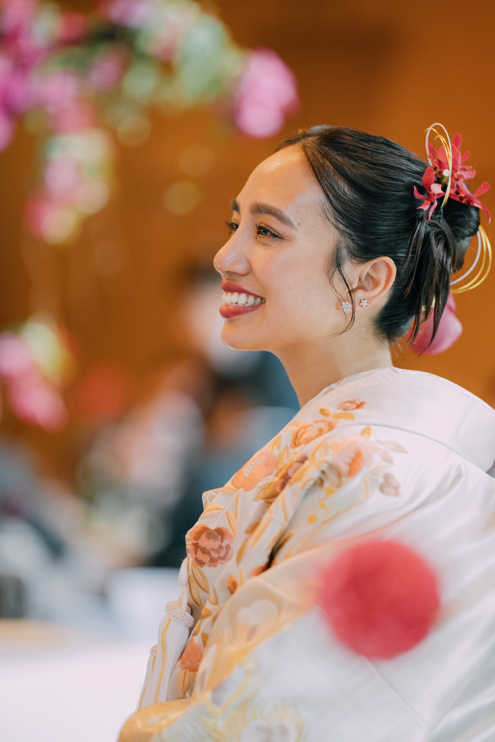 日本の伝統を感じる色打掛をこだわりの披露宴会場で纏うご新婦様