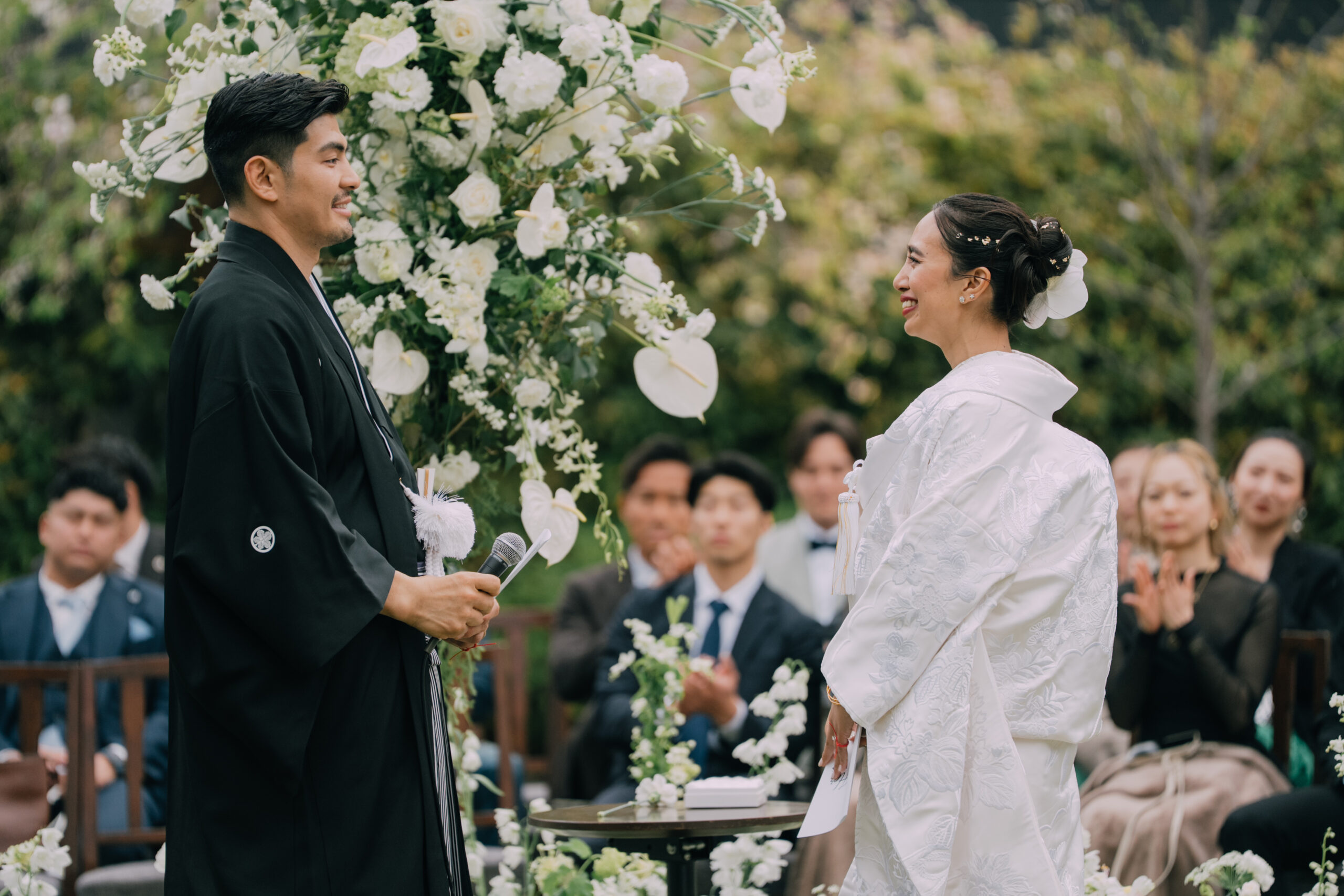 ご新郎ご新婦様が大切なゲストの皆様の前で日本の伝統衣裳紋付袴と白無垢を纏い、誓いをたてました