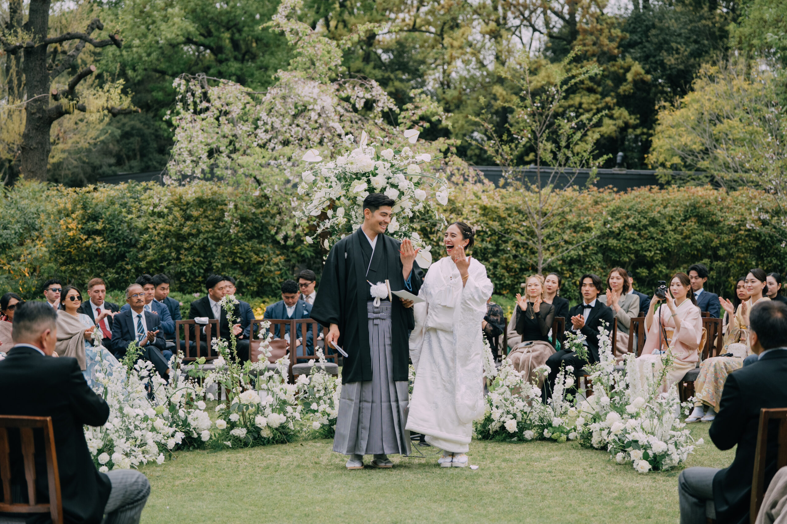 ザガーデンオリエンタル大阪のガーデンで行われたセレモニーでは新郎新婦様は日本の伝統衣裳紋付袴と白無垢を纏い、美しいワンシーンを叶えました