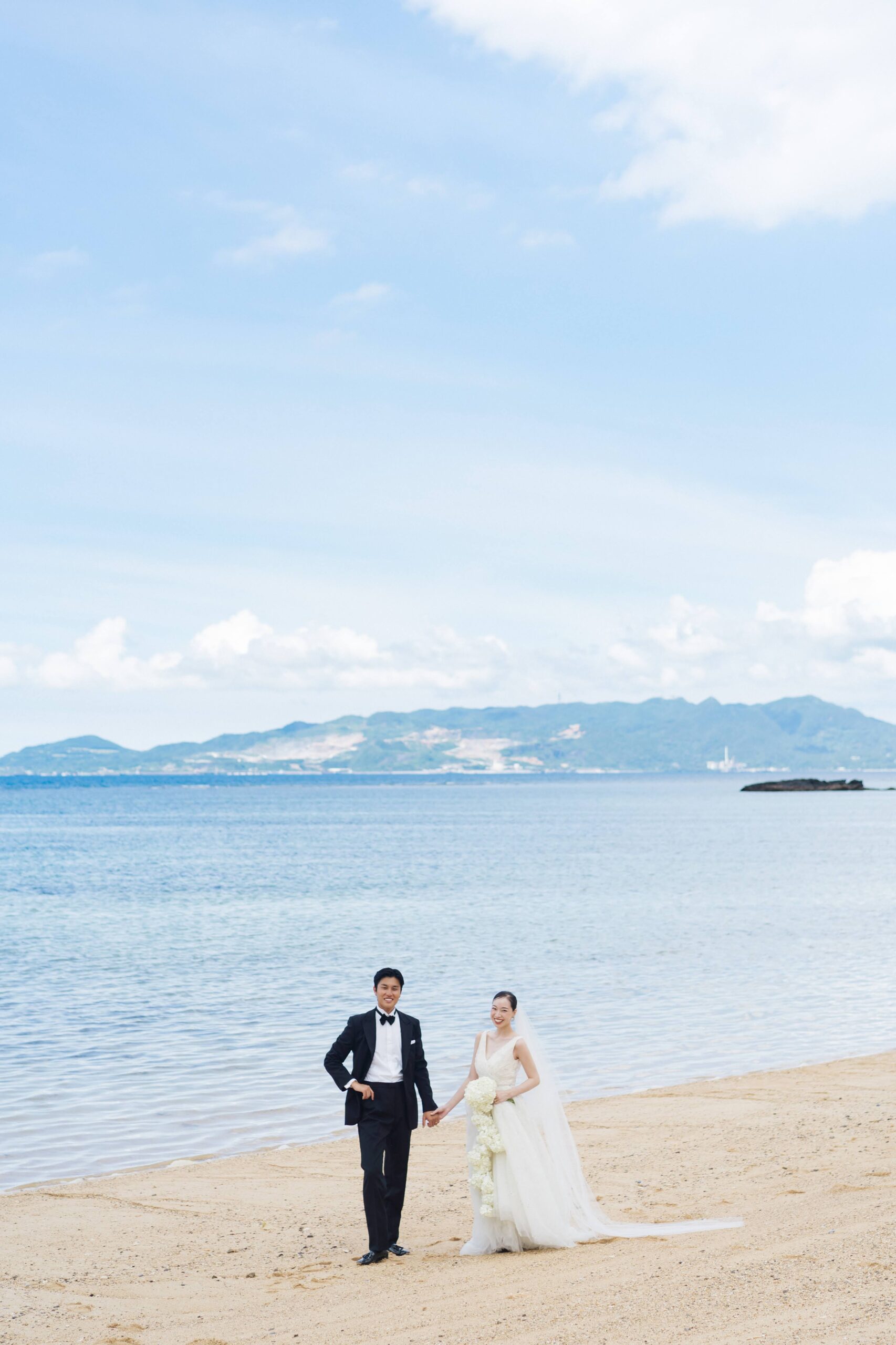 沖縄のビーチ撮影が叶うプレ花嫁におすすめの青い海に囲まれたトリート沖縄店のフォトウェディングのご紹介