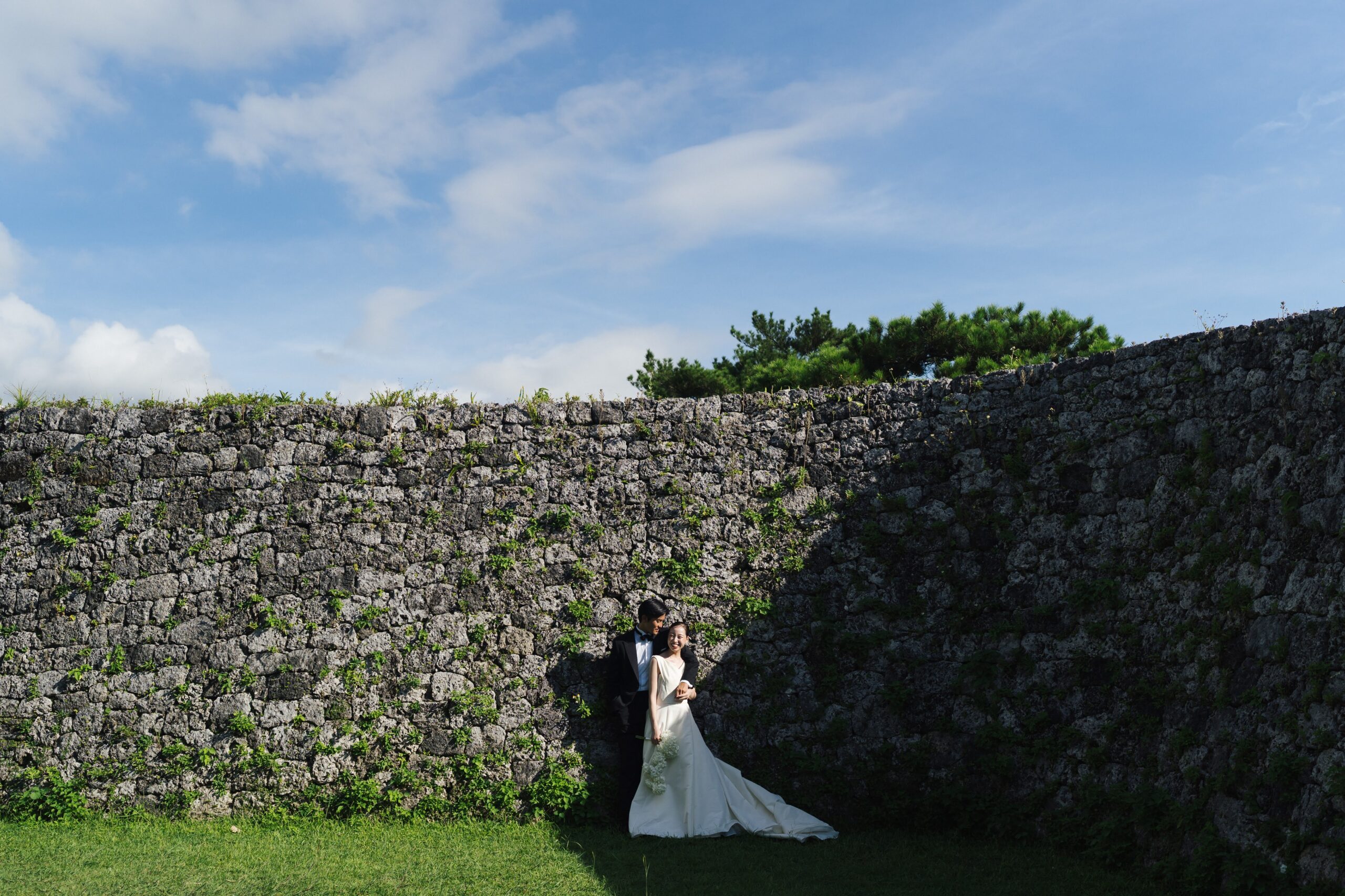 緑豊かなガーデンウェディングの撮影はトリート沖縄店のフォトウェディング