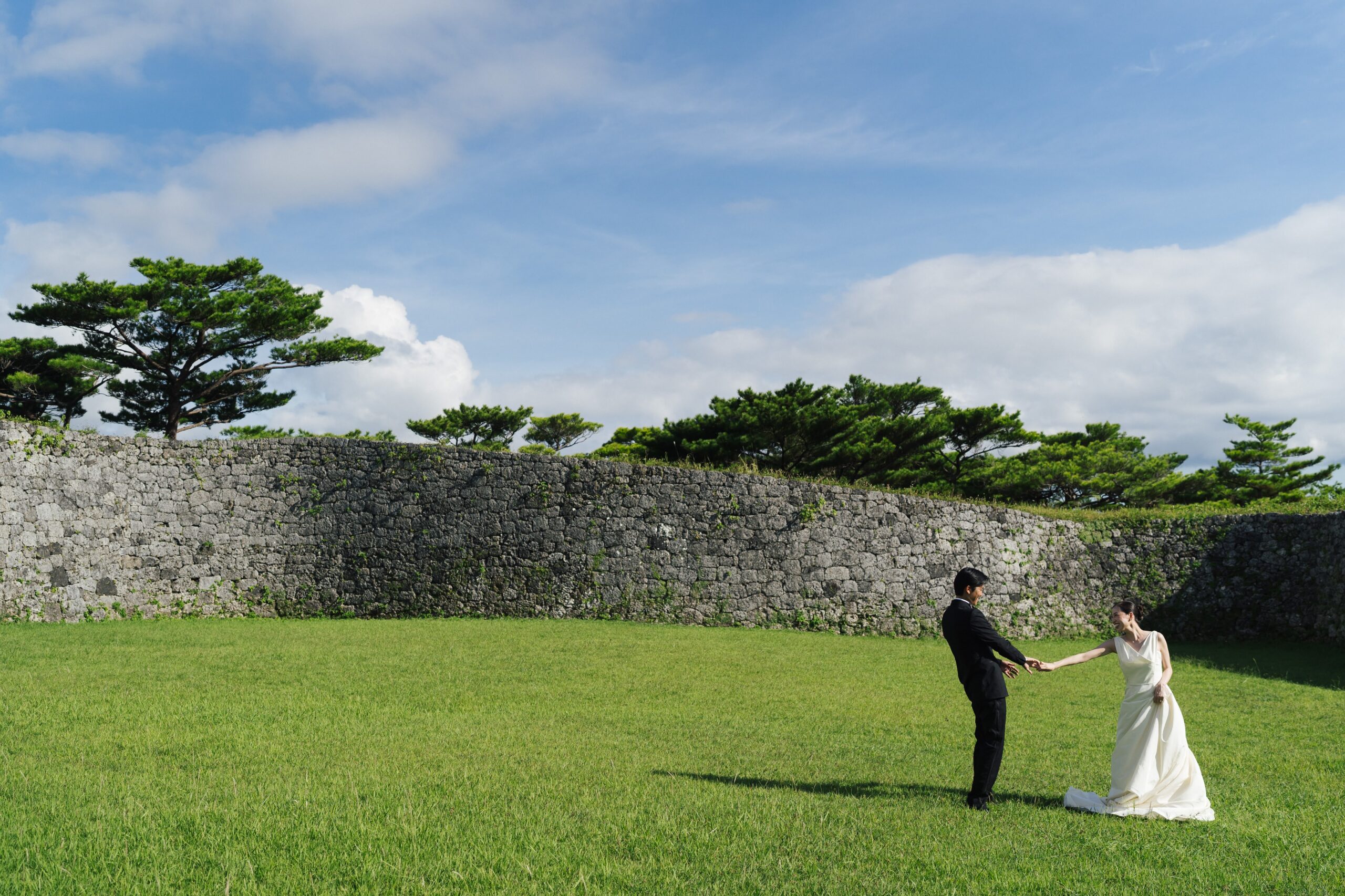 ユネスコ世界遺産に登録されている座喜味城跡での撮影はトリート沖縄店のフォトウェディング