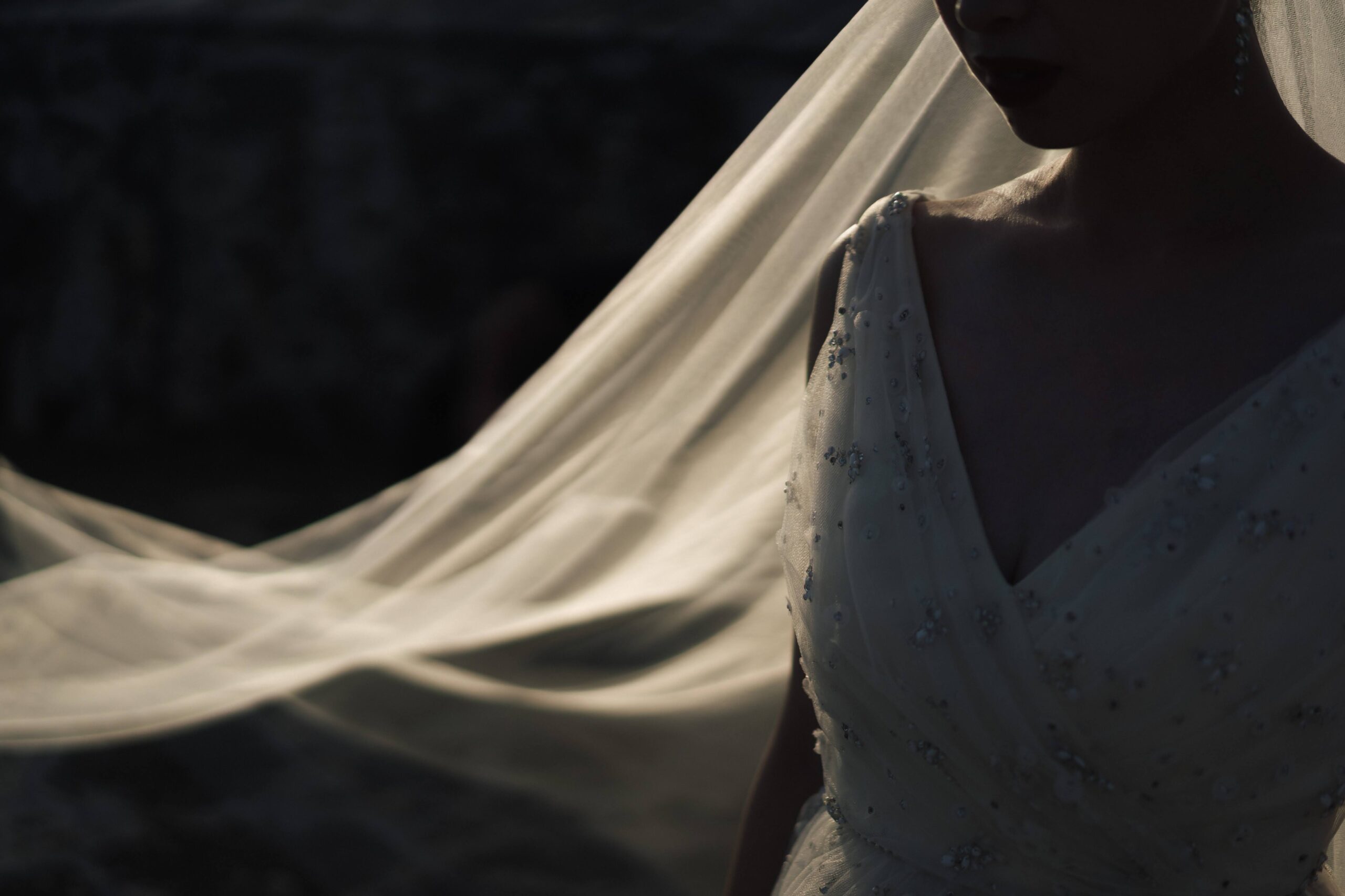 沖縄フォトウェディング用のトリート沖縄のリームアクラのウェディングドレスと無地のロングベール