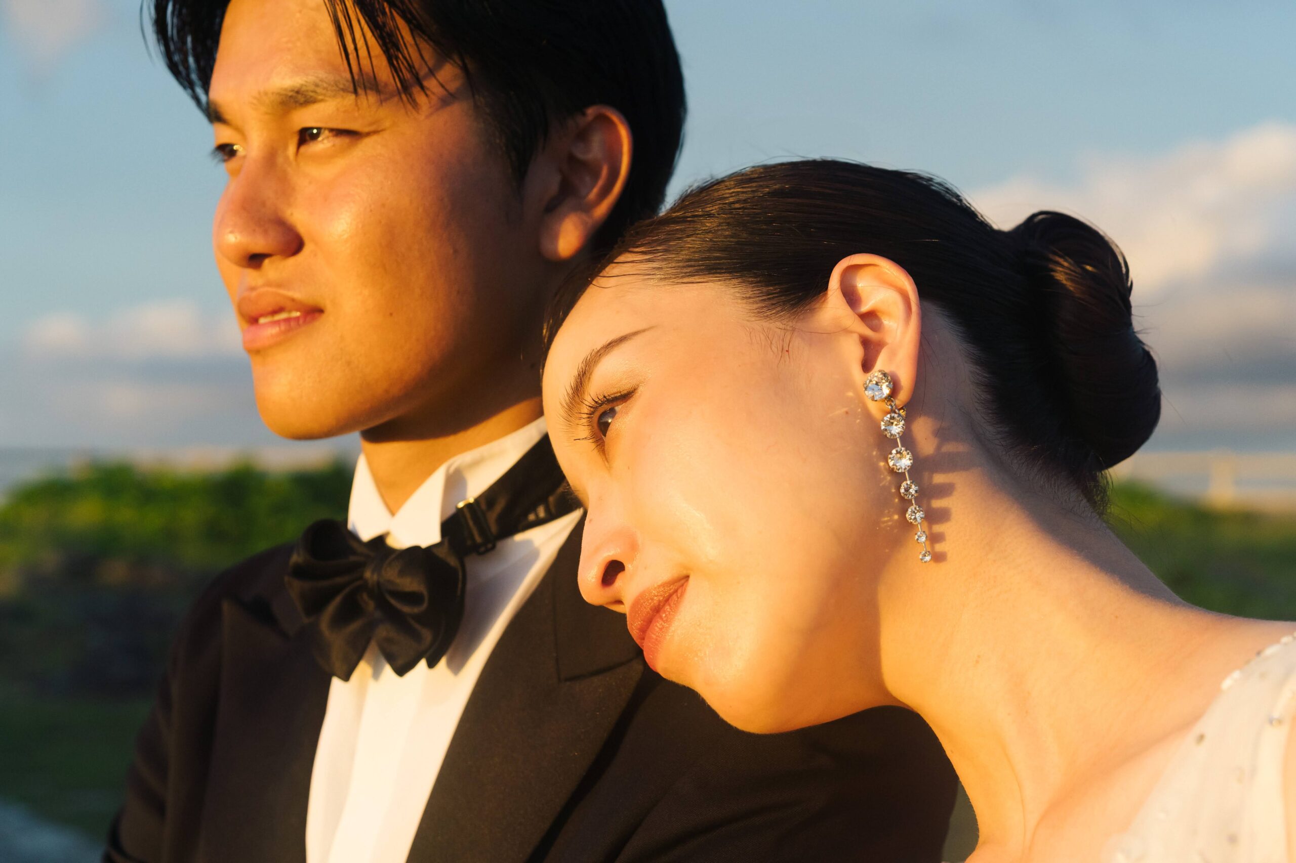 沖縄のサンセットとトリートドレッシング沖縄でドレスとタキシードをレンタルした新郎新婦のフォトウェディング