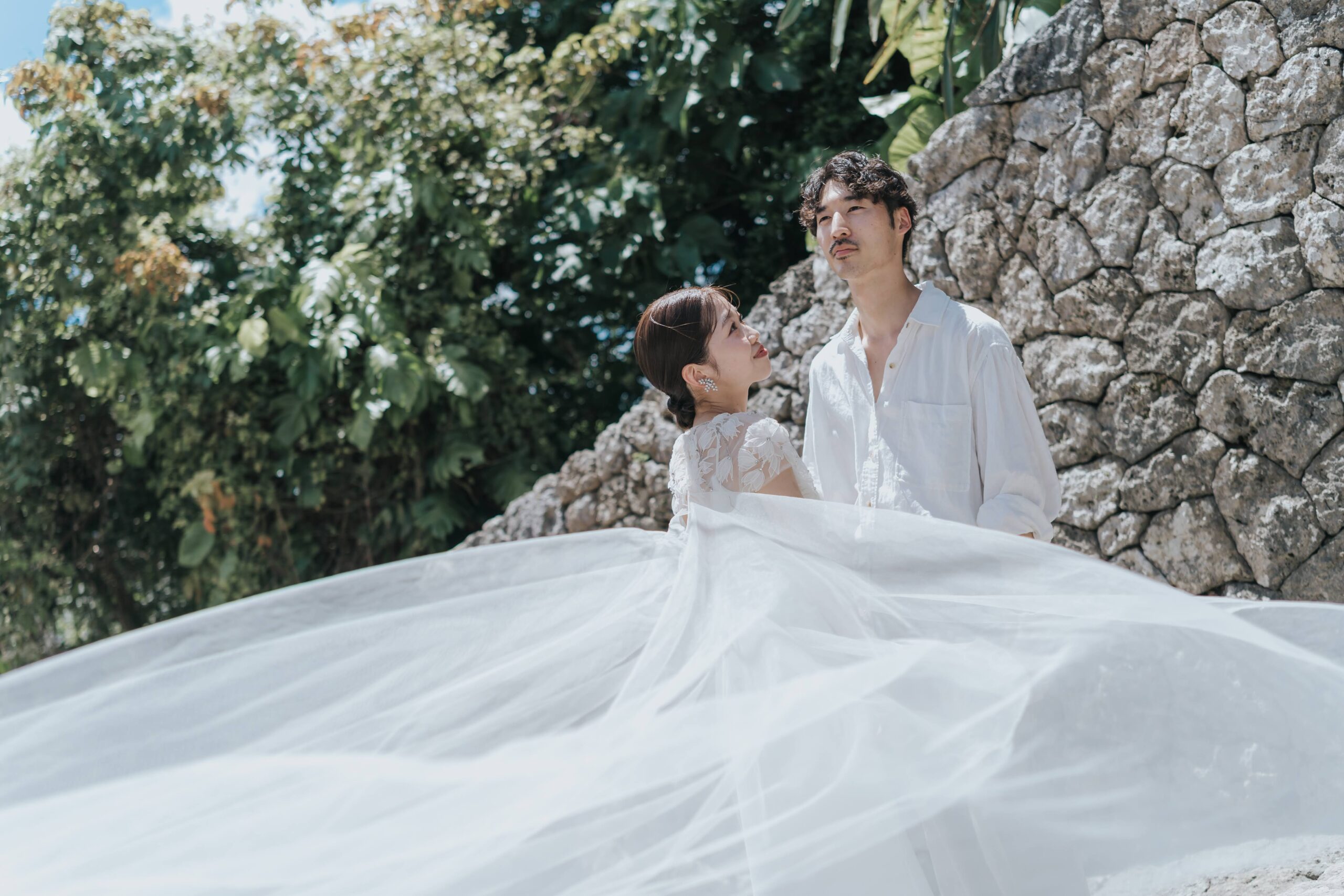 沖縄の中心街から少し離れた美しいロケーションでの撮影