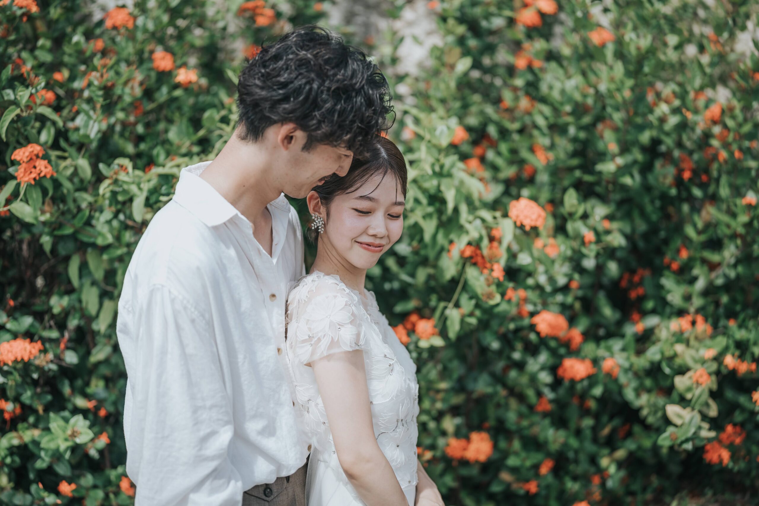 上質なウェディングドレスを身に纏い沖縄の美しい町並みでのフォト撮影