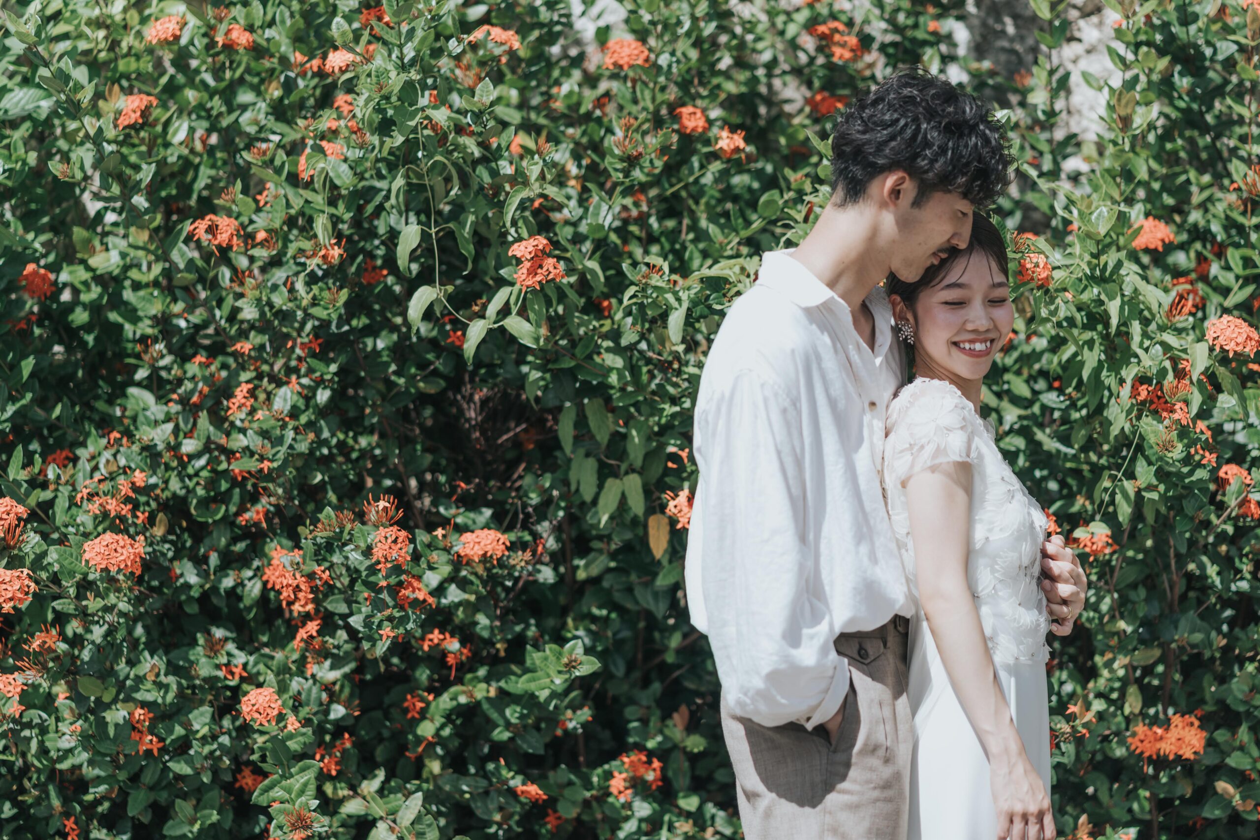 本物のドレスを身に纏い撮影する沖縄フォトプラン