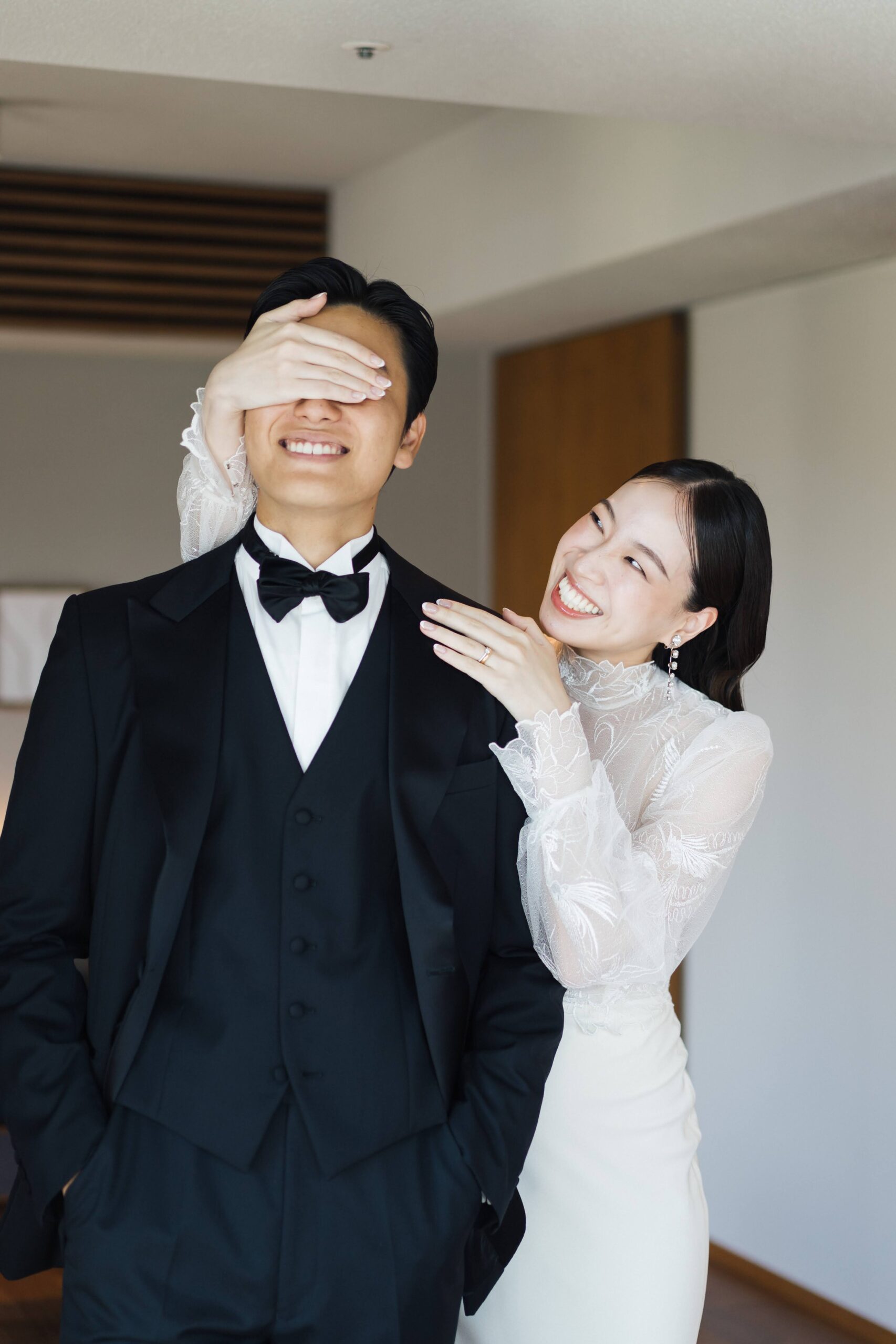 ブラックのフォーマルなタキシードとスタイリッシュで美しさが際立つウェディングドレス