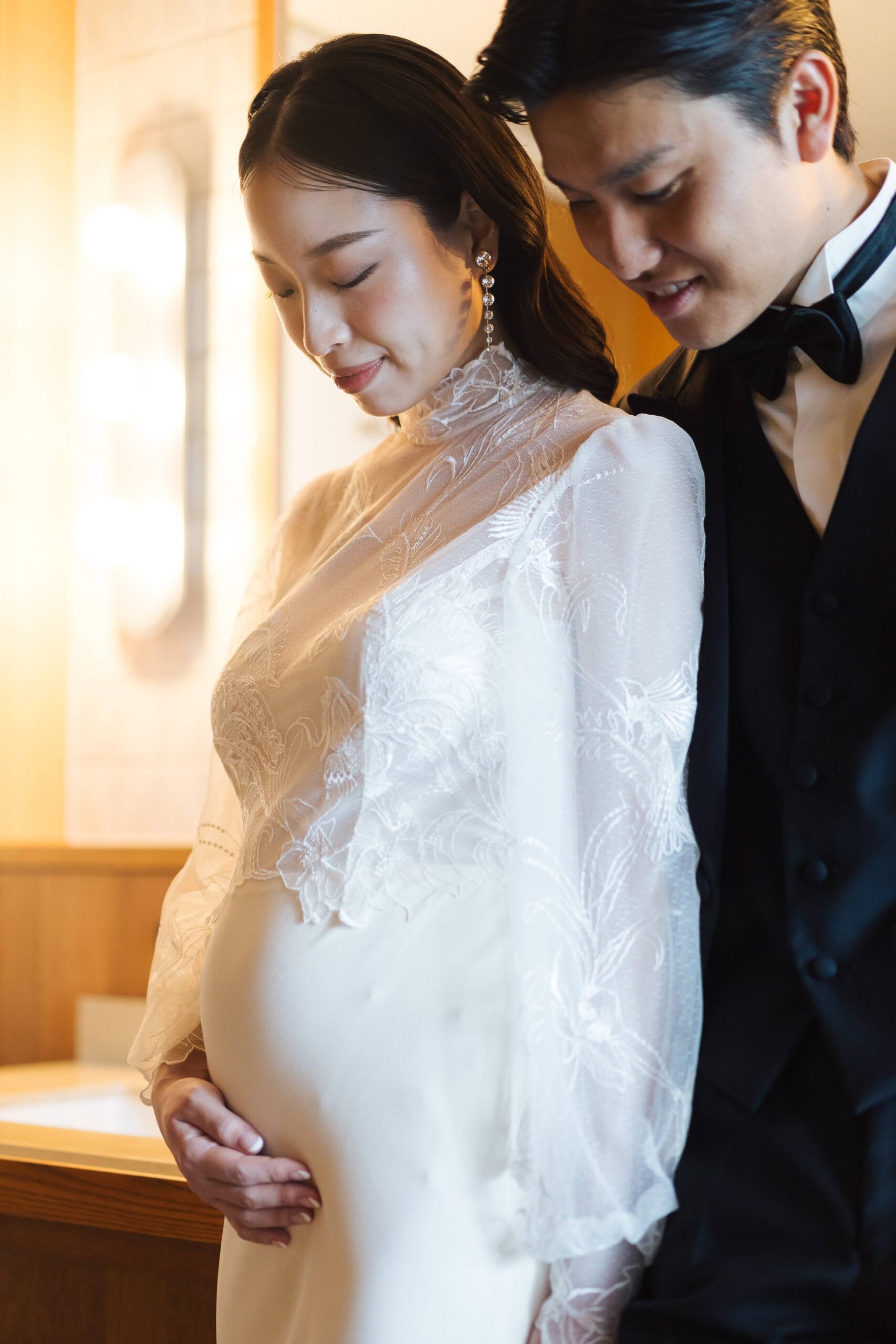 上質なウェディングドレスとタキシードでマタニティーフォト