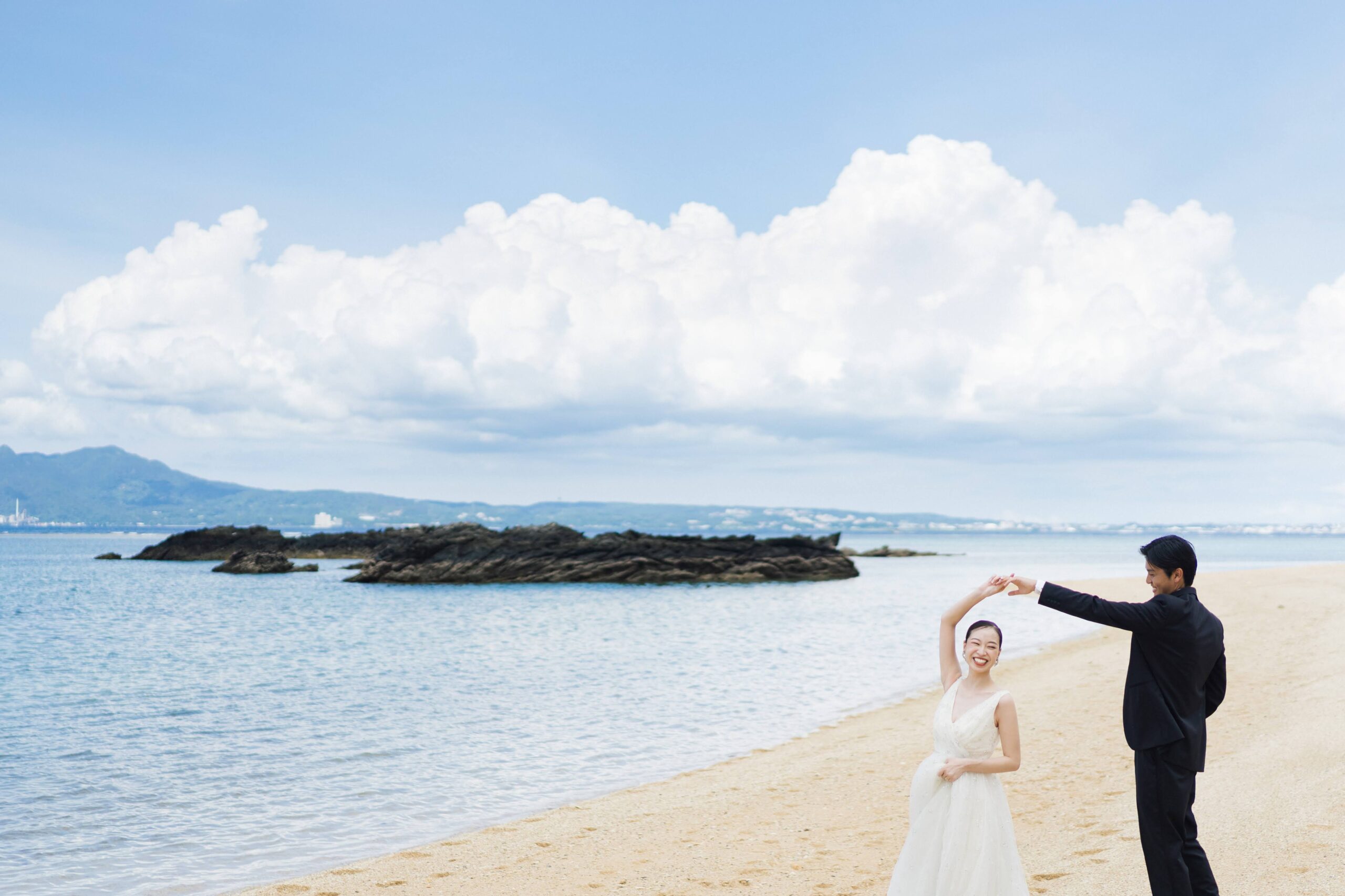 美しい海を背景に上質で洗練されたウェディングドレスを身に纏う一日